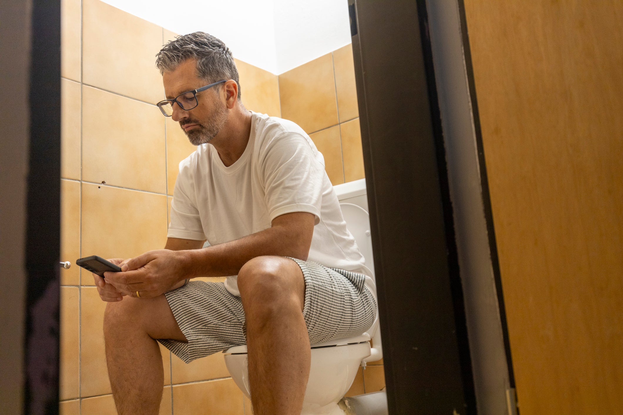 New research warns of the hidden dangers of using smartphones in the bathroom