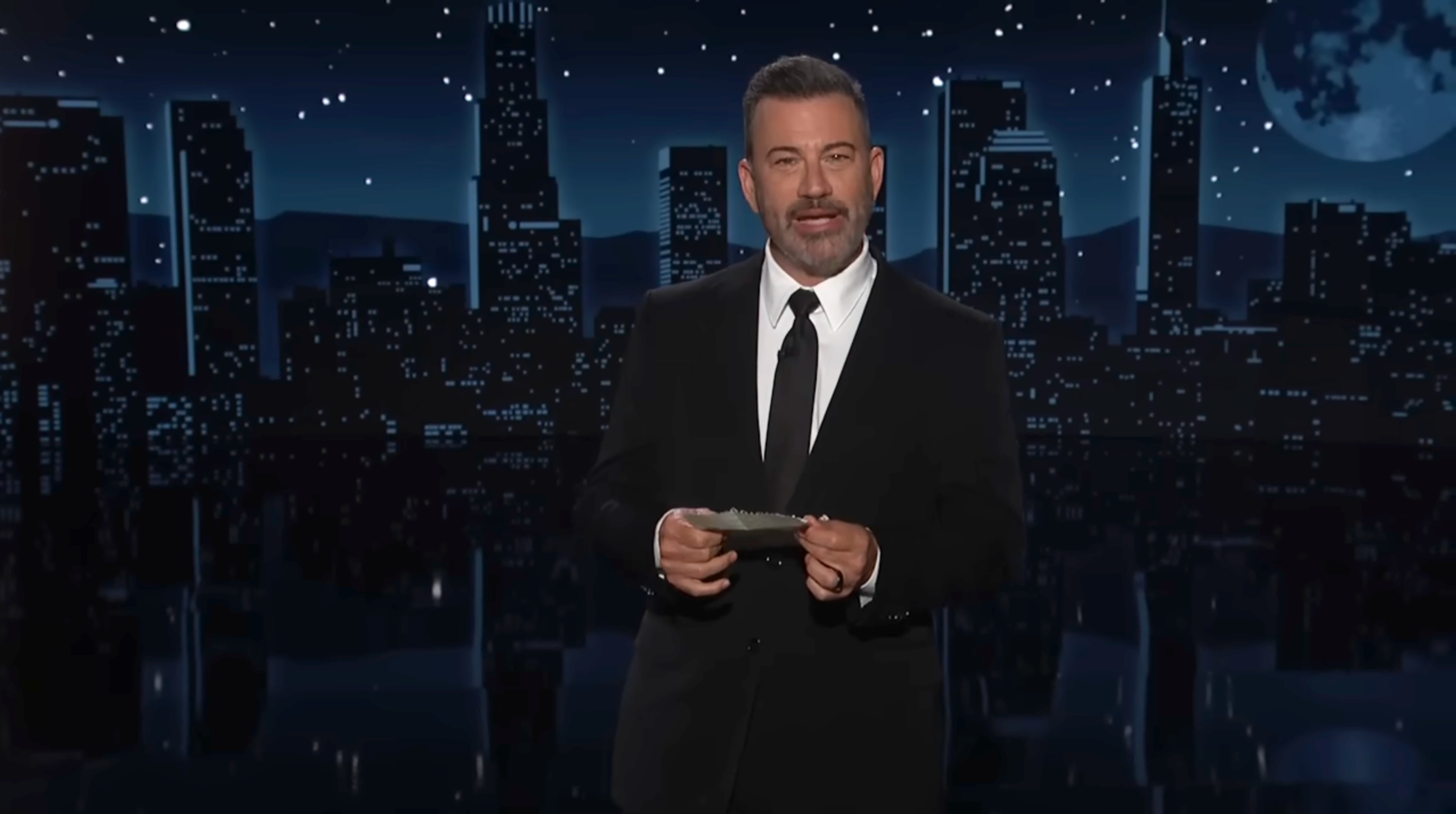 Džimijs Kimmels otrdien uzrunāja nepatiesas baumas par Trumpa nāvi, atgriežoties savā ABC sarunu šovā