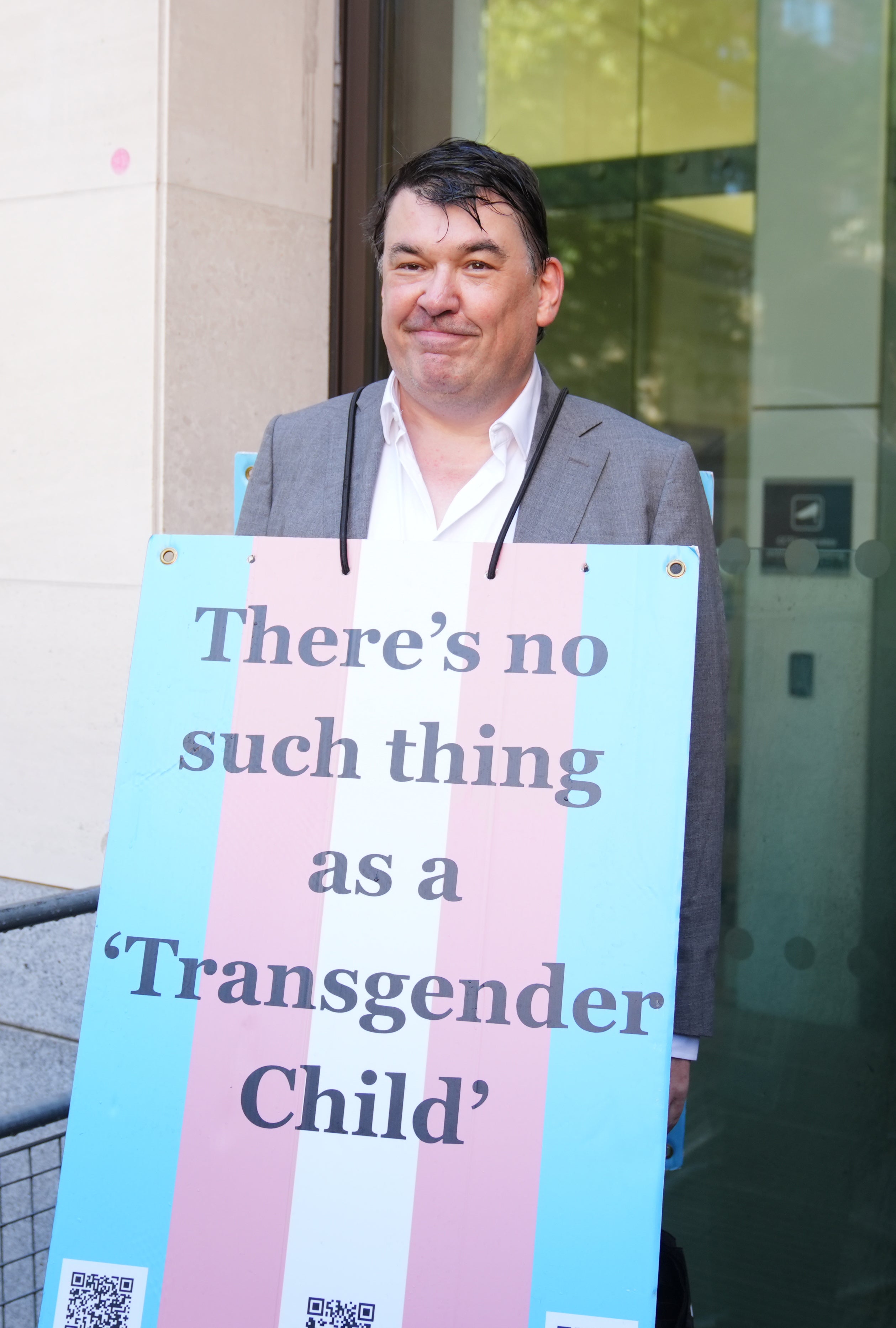 Graham Linehan wore a sandwich board-style sign as he arrived at court (Ben Whitley/PA)