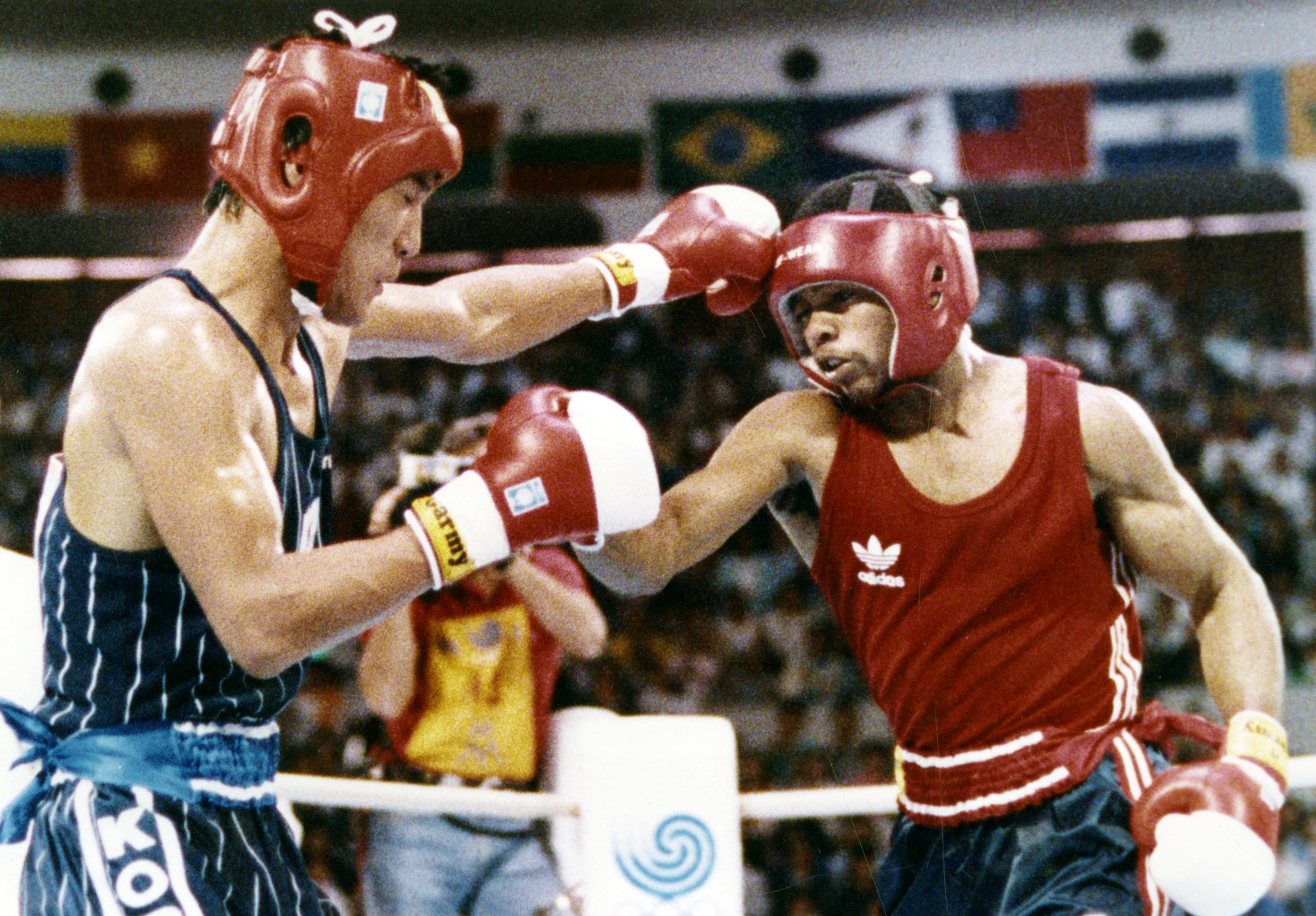 Park Si-hun (left) delivers a left jab to Roy Jones Jr