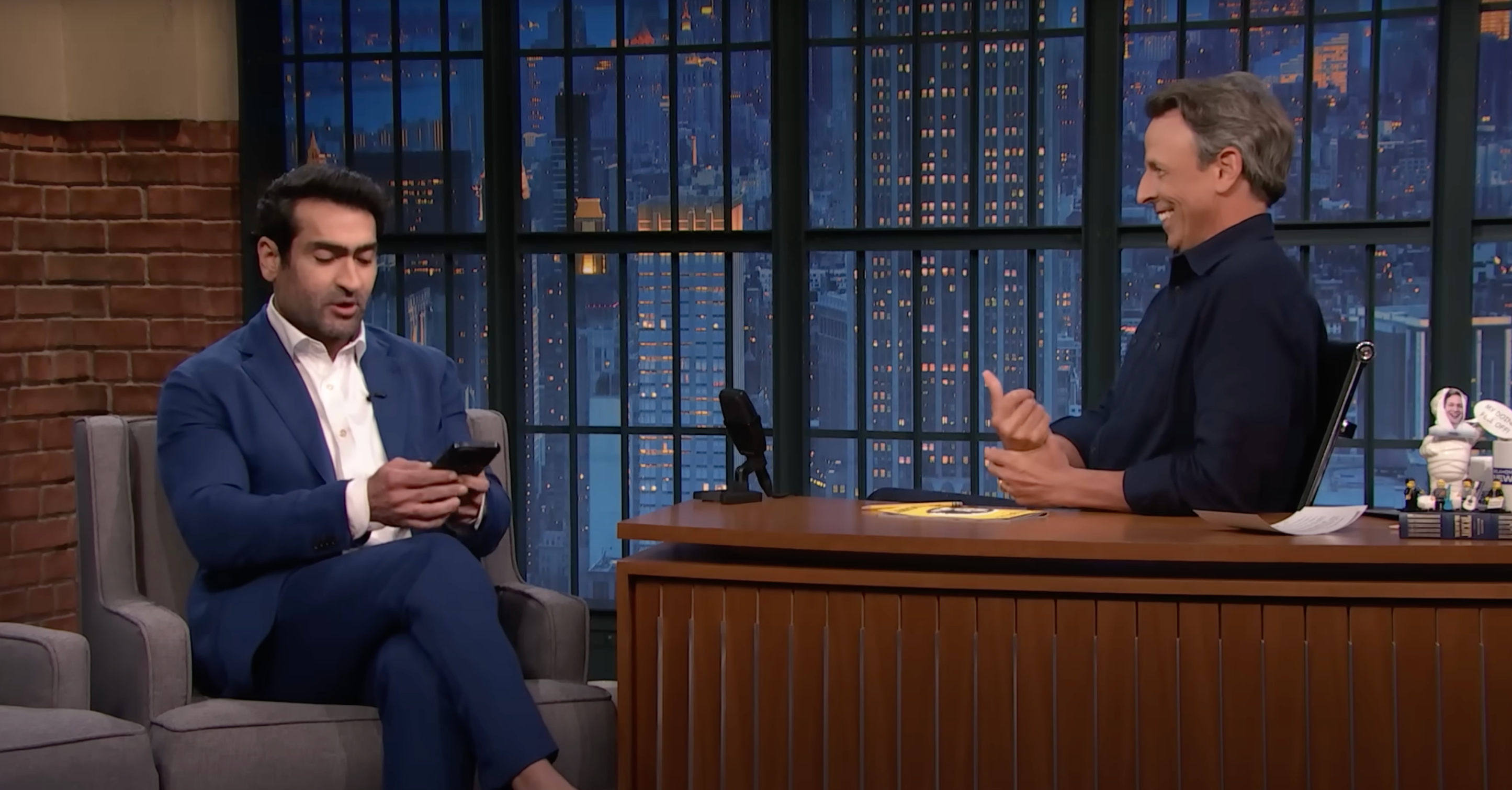 Kumail Nanjiani lê o post de Trump insultando Seth Meyers