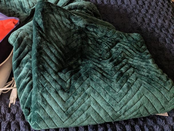 Testing the Dreamland Hurry Home Deluxe Velvet Warming Throw IndyBest