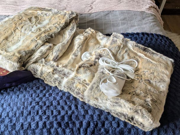 Testing the Dreamland hygge days luxury faux fur warming throw