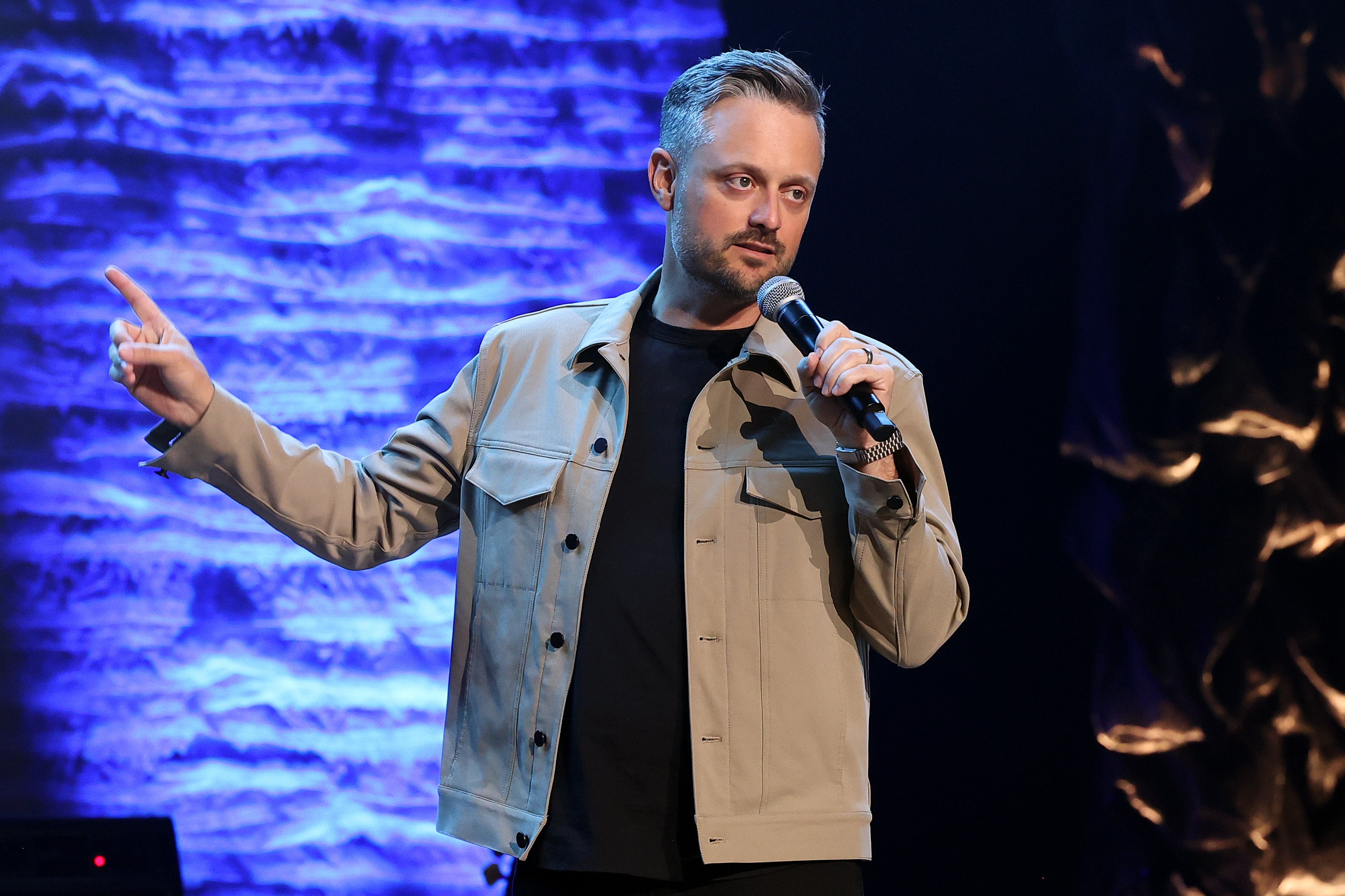 Espera -se que Nate Bargatze seja um par de mãos seguro no 2025 Emmy Awards