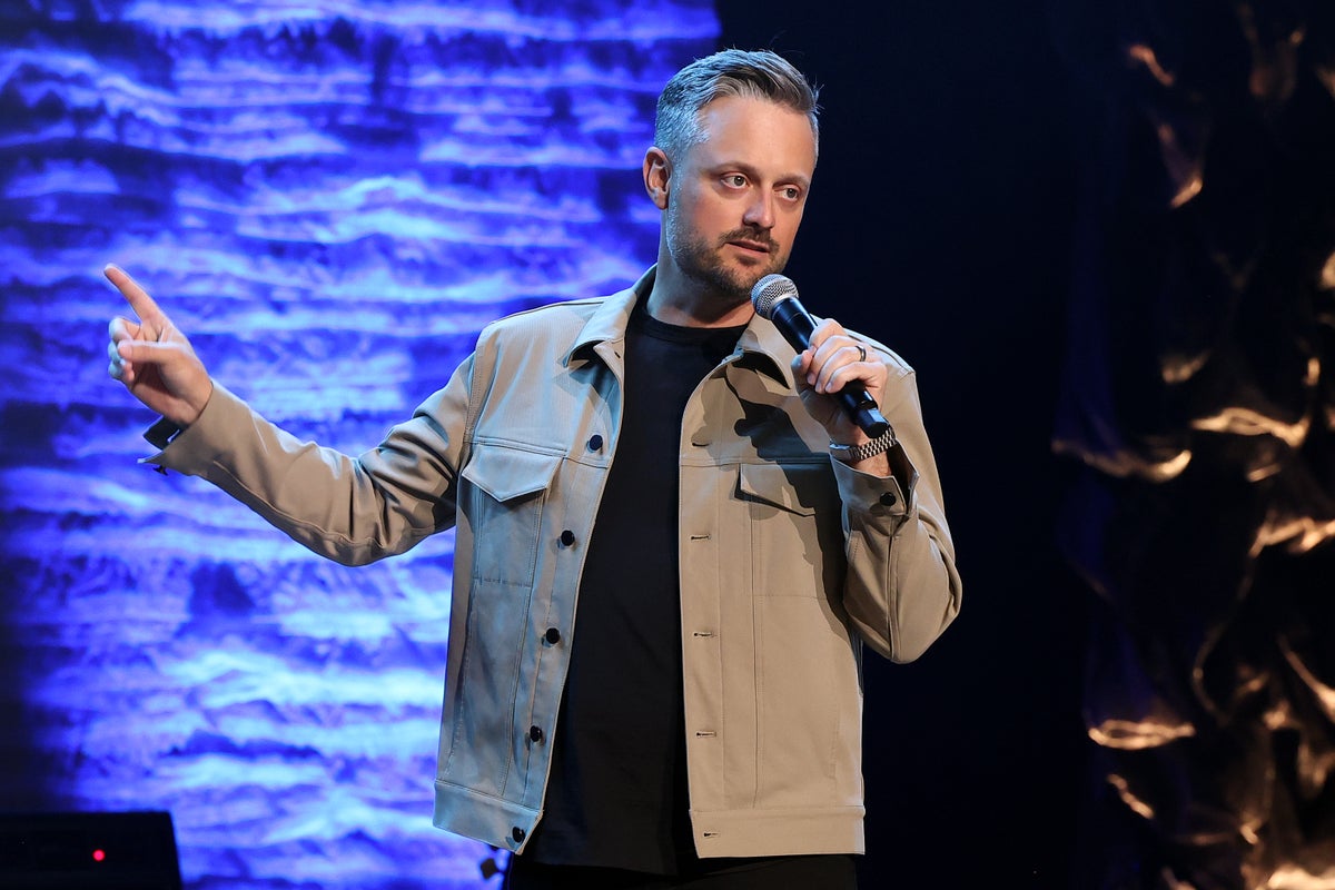 "Nate Bargatze: il comico americano che unisce il pubblico con la sua comicità pulita"