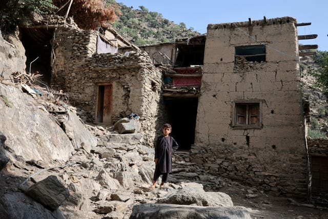 <p>Un niño frente a las casas dañadas por el mortífero terremoto que sacudió las provincias afganas de Kunar y Nangarhar, en la aldea de Masud, distrito de Nurgal, provincia de Kunar</p>