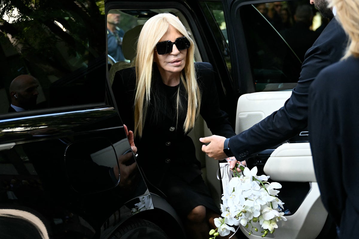 Donatella Versace among mourners paying respects as Giorgio Armani lies in state Donatella Versace among mourners paying respects as Giorgio Armani lies in state