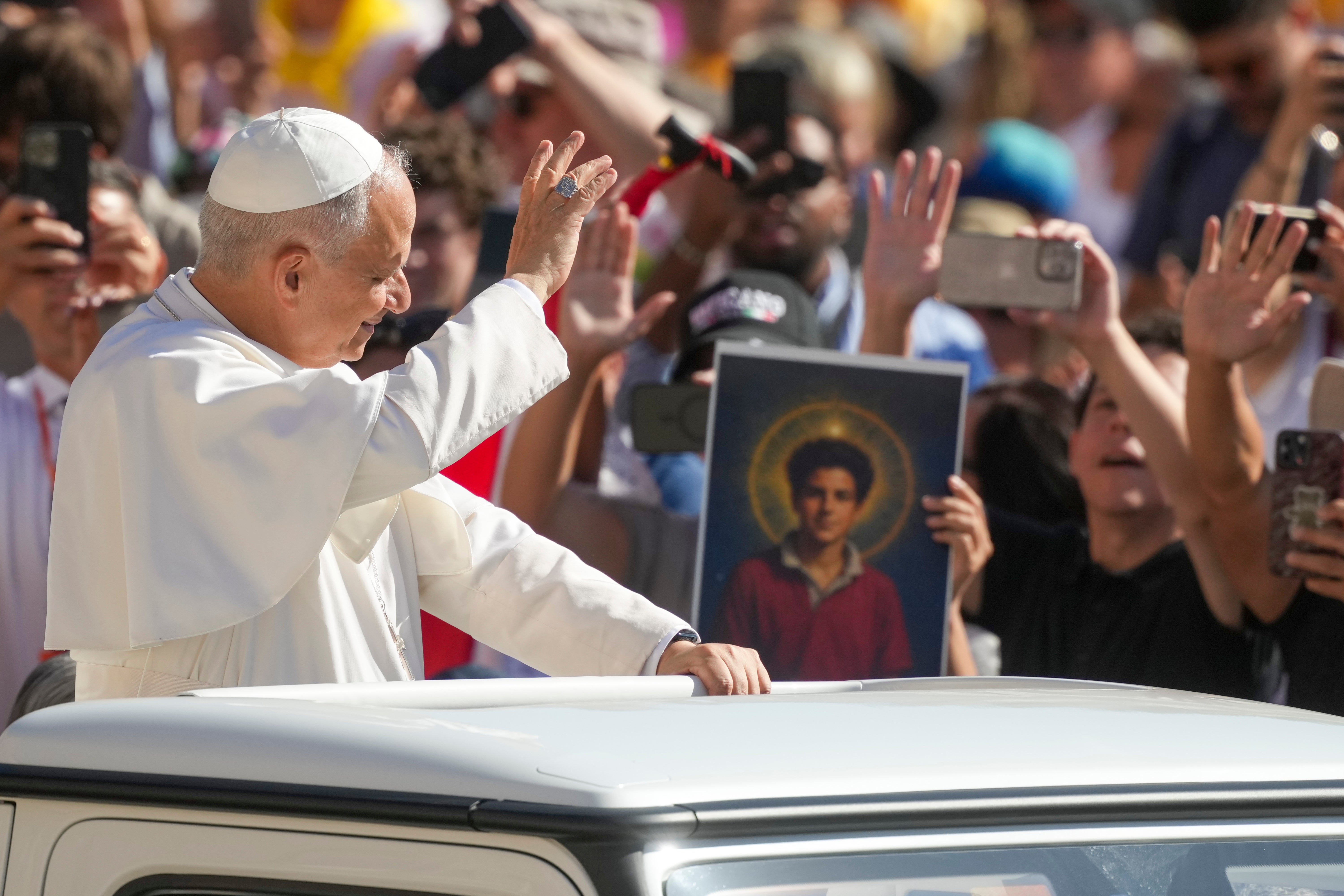 Pope Leo with an image of Carlo Acutis
