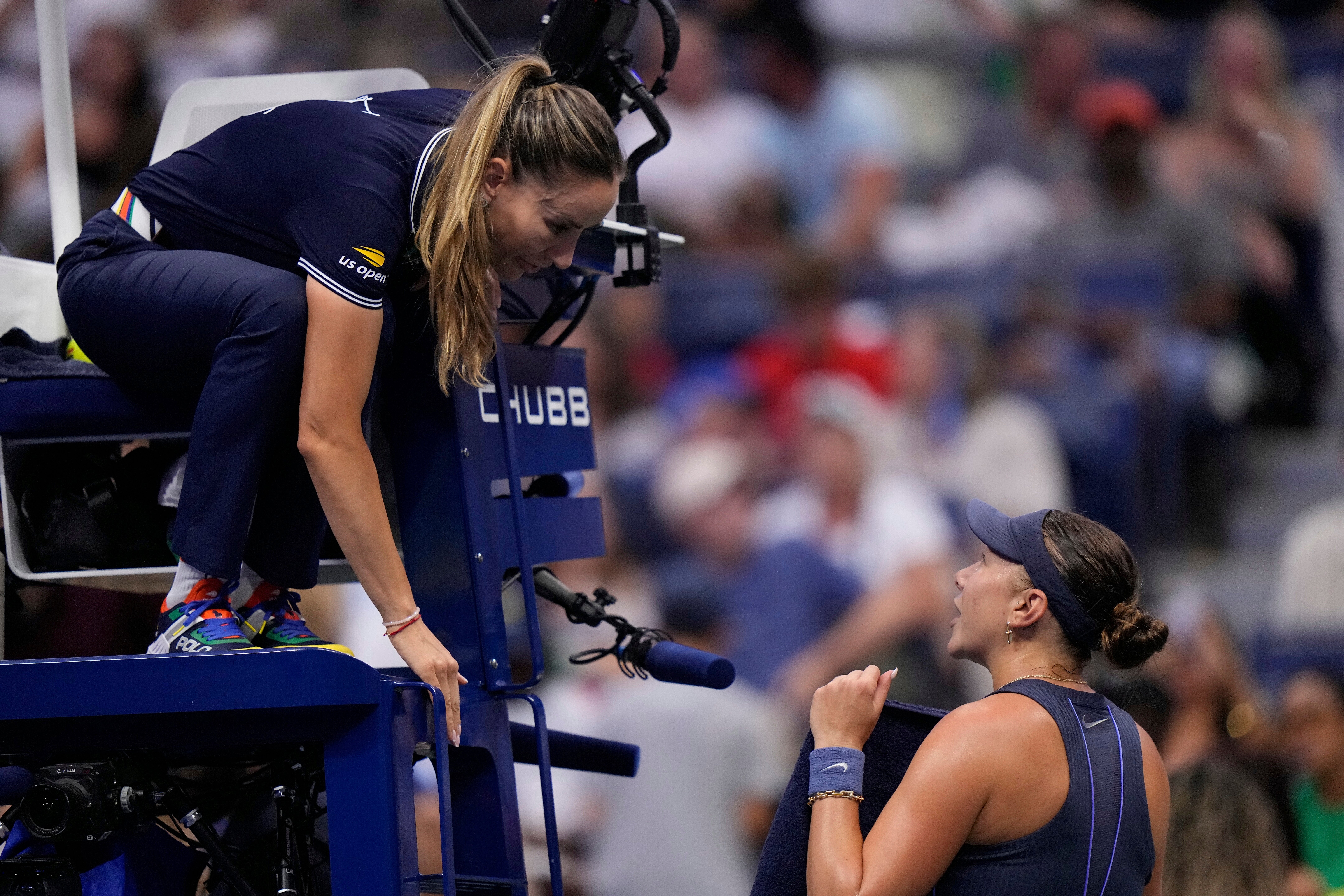 Amanda Anisimova speaks with the umpire during the final