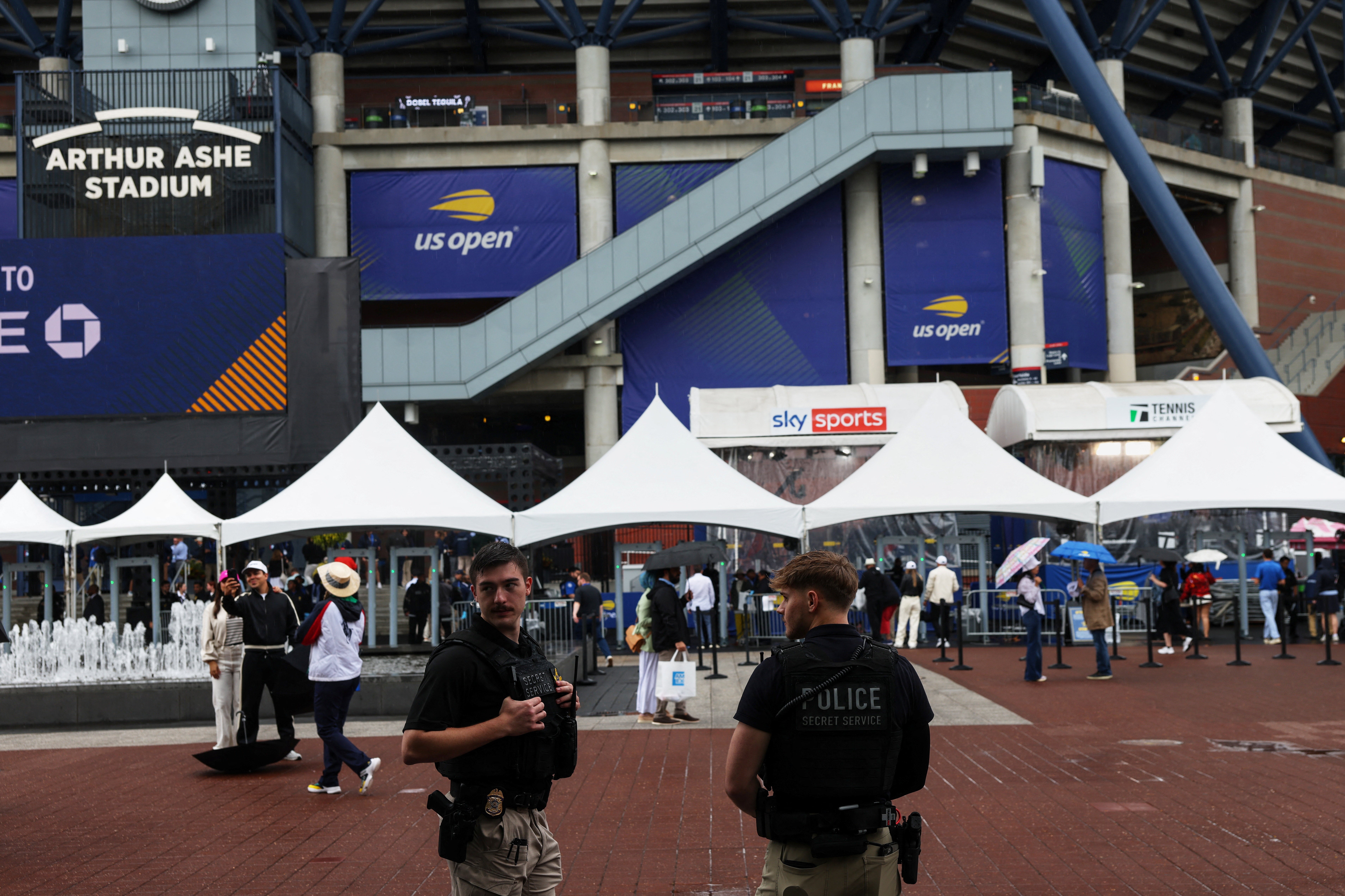 Americkí agenti Secret Service Stand Guard, predtým, ako sa americký prezident Donald Trump zúčastní posledného zápasu US Open, mimo štadióna Arthura Ashe v štvrti Queens v New Yorku
