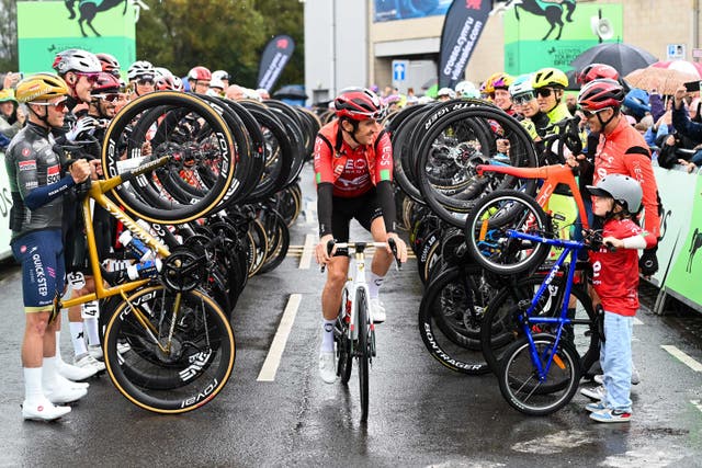 <p>Geraint Thomas receives a guard of honour on his final day as a professional</p>