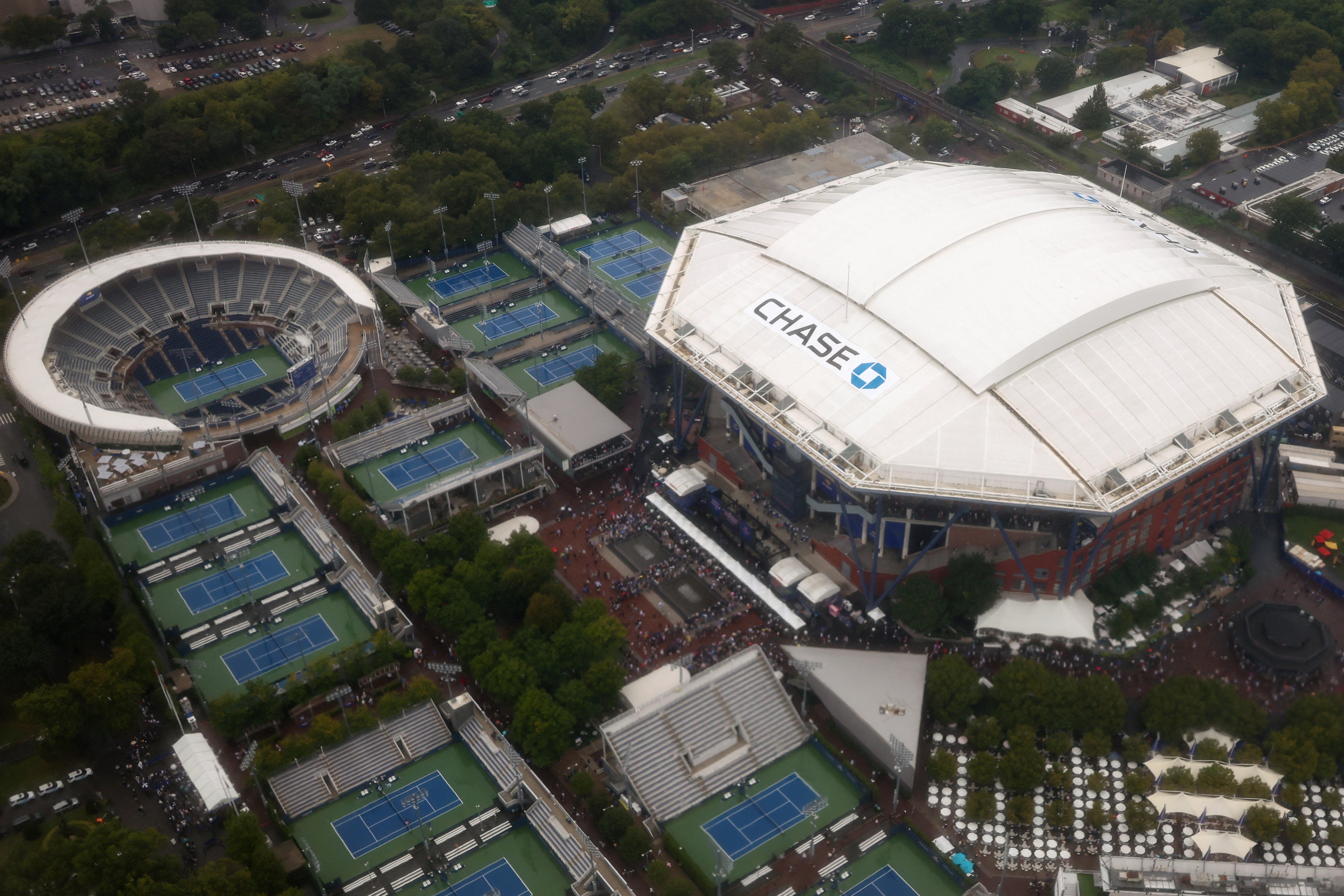 Prezident vstúpil do Arthur Ashe Stadium vo svojich rodných Queens v nedeľu o 14:00, aby sledoval, ako Carlos Alcaraz prevzal Jannika Sinner. „Práve teraz prechádza tenisovým centrom. Čoskoro budeme pristáť. By mal byť skvelý zápas! “ Zverejnil na pravde sociálne od Air Force One