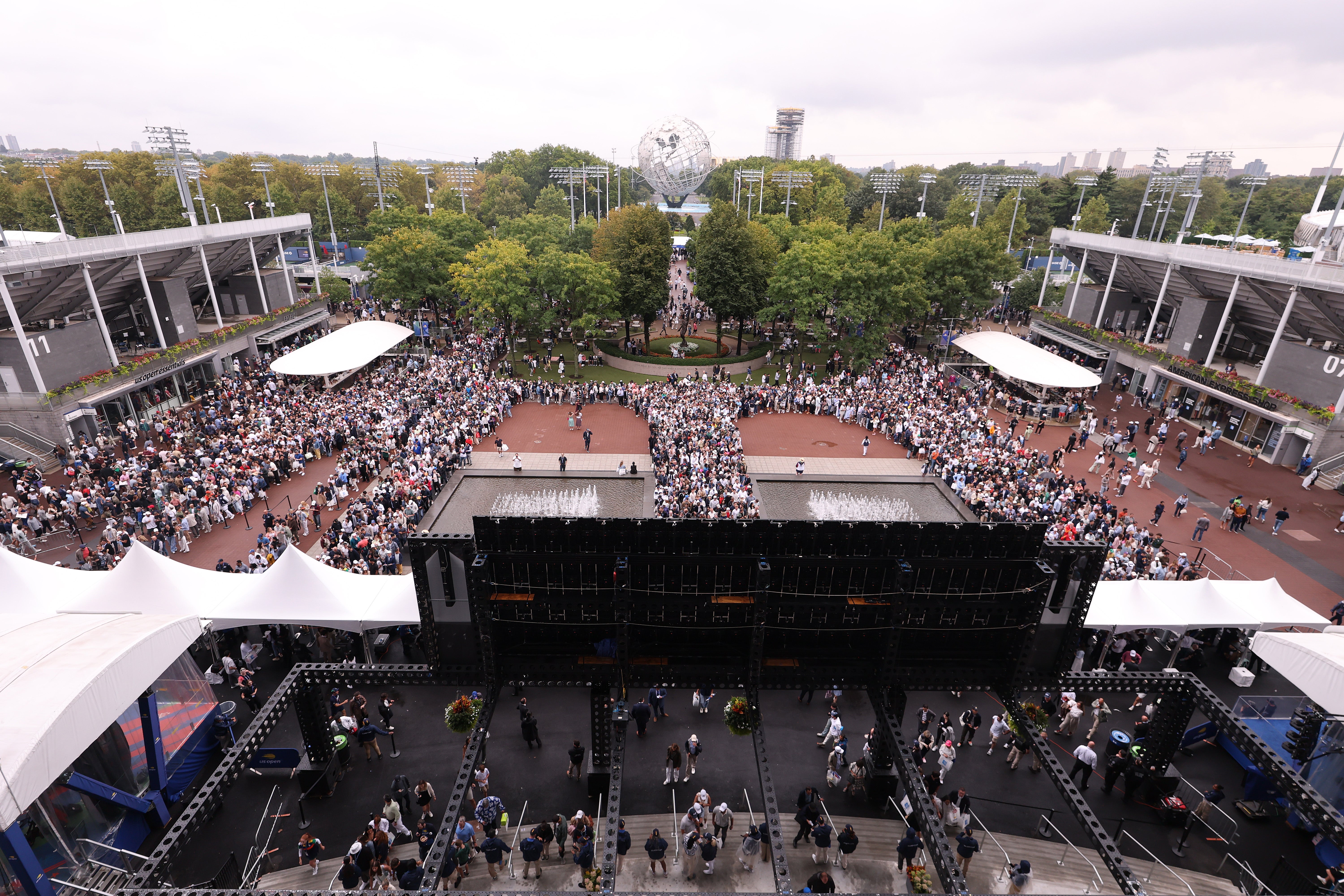 Due to additional security measures in place for the president’s arrival, the highly anticipated match between Carlos Alcaraz and Jannik Sinner was delayed by 30 minutes with massive lines building outside the stadium