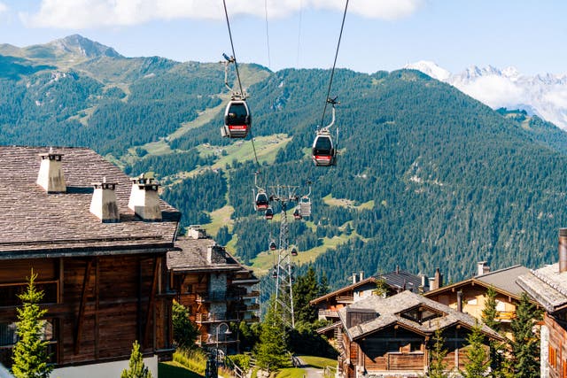 <p>Gondolas overhead in the stunning surroundings of Verbier</p>
