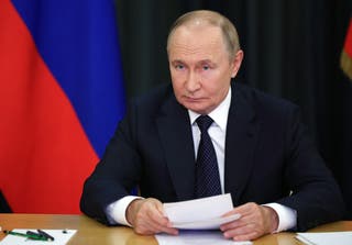 Vladimir Putin participou de uma cúpula virtual extraordinária na nação BRICS em Sochi