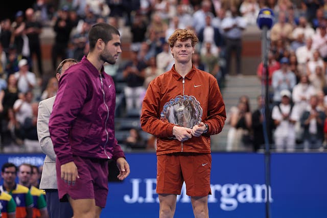 <p>Jannik Sinner mira cómo Carlos Alcaraz recoge el trofeo del US Open </p>