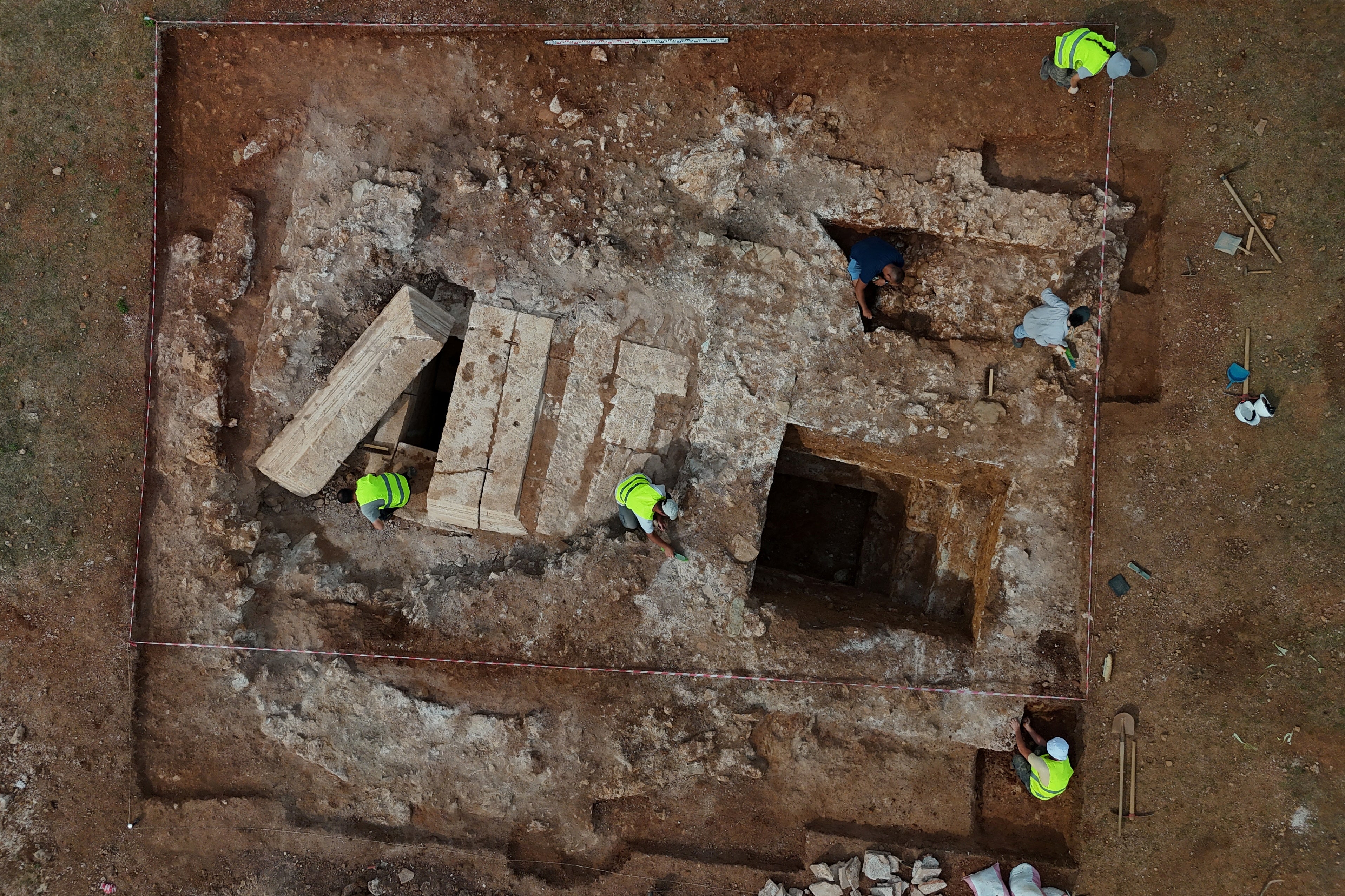 Eine Drohnenansicht zeigt Archäologen, die an Albaniens erstem entdeckten monumentalen Grab arbeiten, das sie vermuten lassen, ein Mausoleum, das auf die römische Periode iii sein könnte