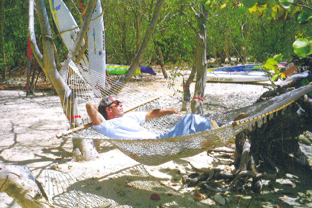 <p>Jeffrey Epstein descansa en una hamaca en una foto incluida en un libro que le regalaron cuando cumplió 50 años. El Comité de Supervisión de la Cámara de Representantes publicó el libro el lunes por la noche tras una orden judicial para el patrimonio del difunto pederasta</p>