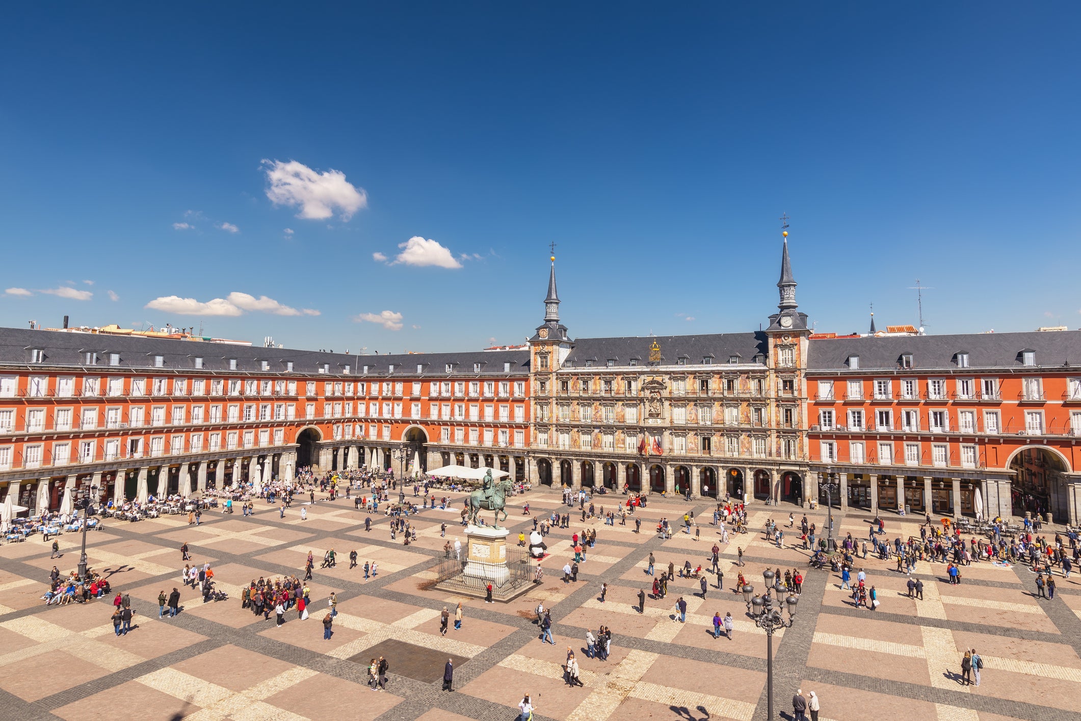 Above is a 400 -year -old mayor of Plaza that has an eye -catching fairy architecture