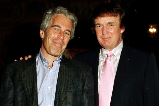 <p>El pedófilo condenado Jeffrey Epstein aseguró en correos privados que Donald Trump “sabía sobre las chicas”, según los demócratas del Comité de Supervisión de la Cámara de Representantes</p>