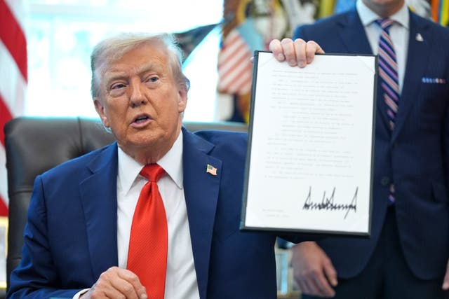 <p>La firma de Donald Trump ha sido puesta bajo la lupa tras surgir acusaciones de que habría escrito y firmado una carta en el libro de cumpleaños de Jeffrey Epstein en 2003 </p>