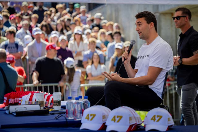 <p>El 10 de septiembre, Charlie Kirk, fundador de Turning Point USA, recibió un único disparo durante una conferencia en la Universidad de Utah Valley, en Utah, EE. UU.</p>