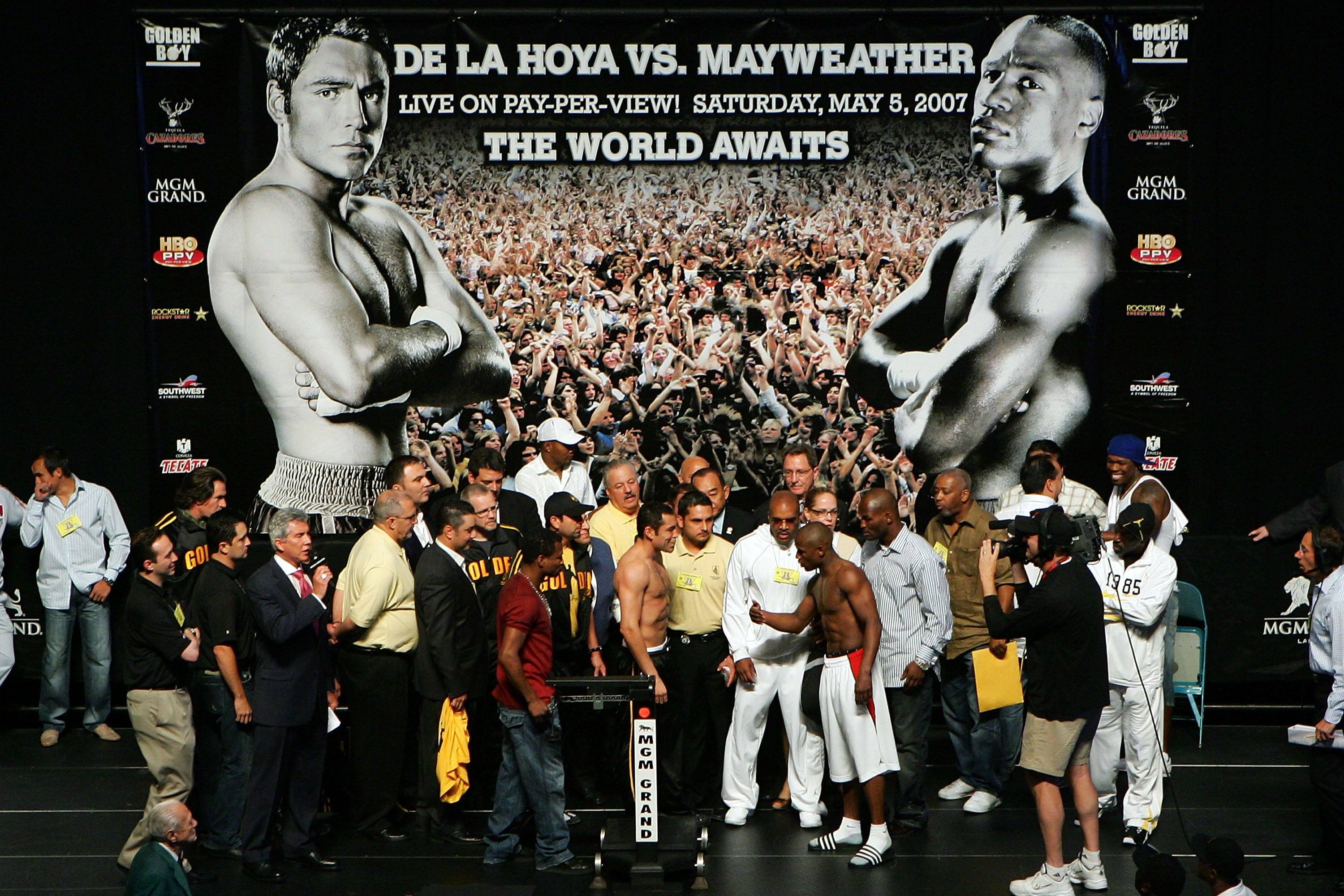 Oscar De La Hoya (centre-left) and Floyd Mayweather before their huge clash in 2007
