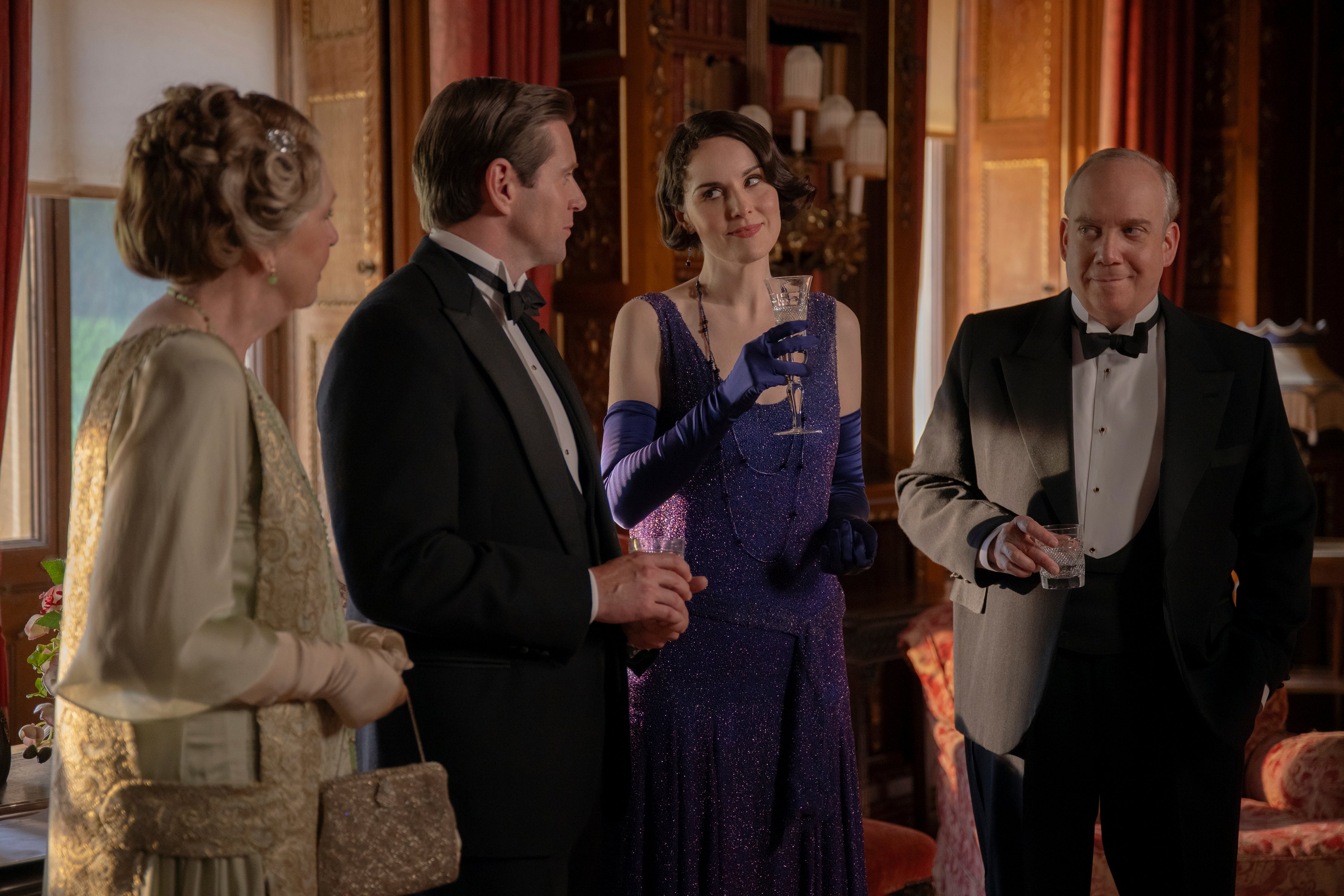 Penelope Wilton, pa kreisi, Allens Leech, Michelle Dockery un Paul Giamatti filmā “Downton Abbey: The Grand Finale”