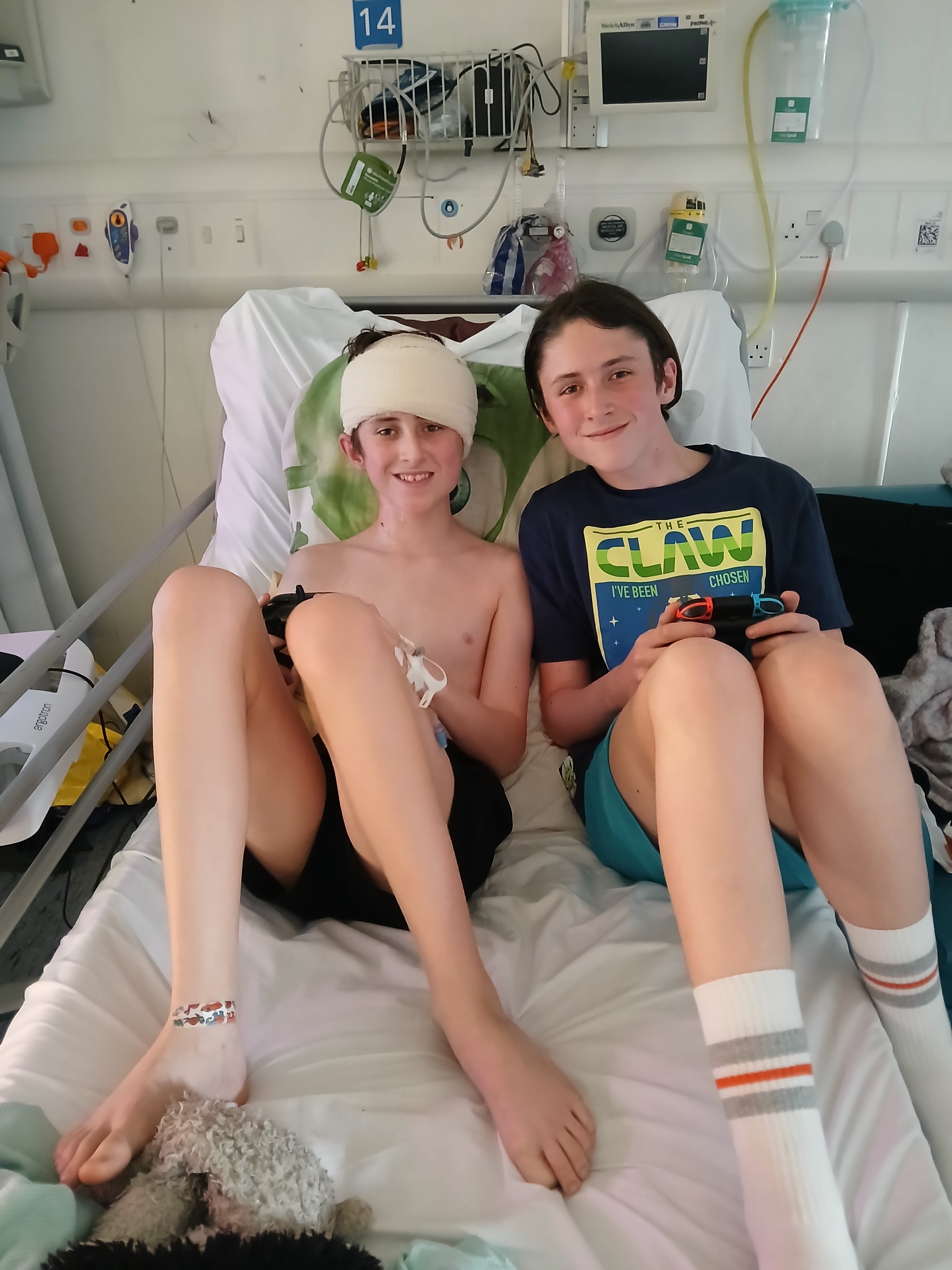 Identical twins Riley (right) and Noah (left) in hospital together