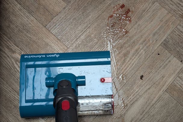 Testing the Dyson Submarine floorhead on spilled jam