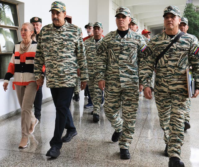 <p>Flanqueado por su ministro de Defensa, el presidente de Venezuela, Nicolás Maduro, elevó las apuestas y aseguró que el país está “listo para la lucha armada”</p>