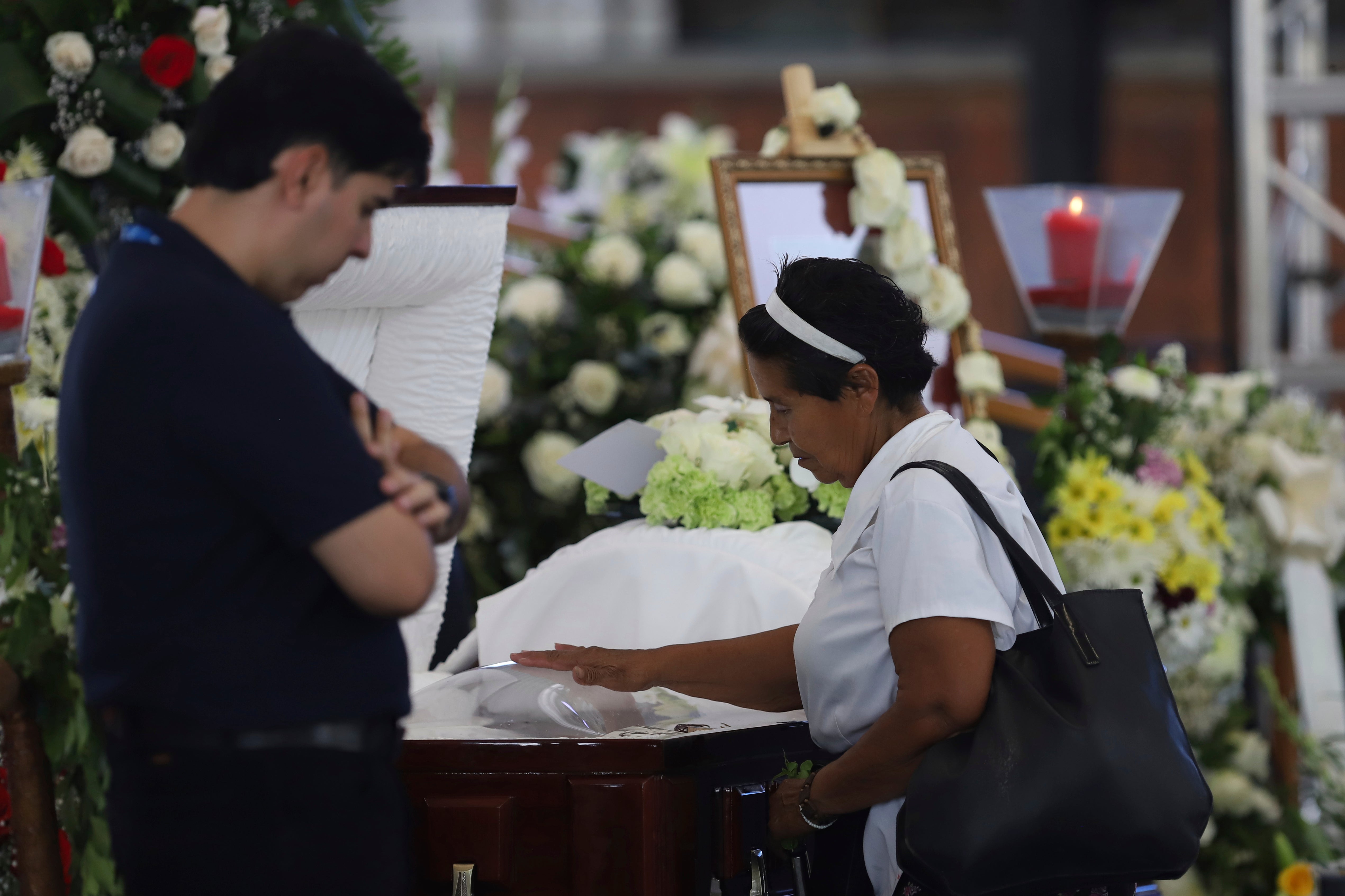 EL SALVADOR-SACERDOTE-FUNERAL