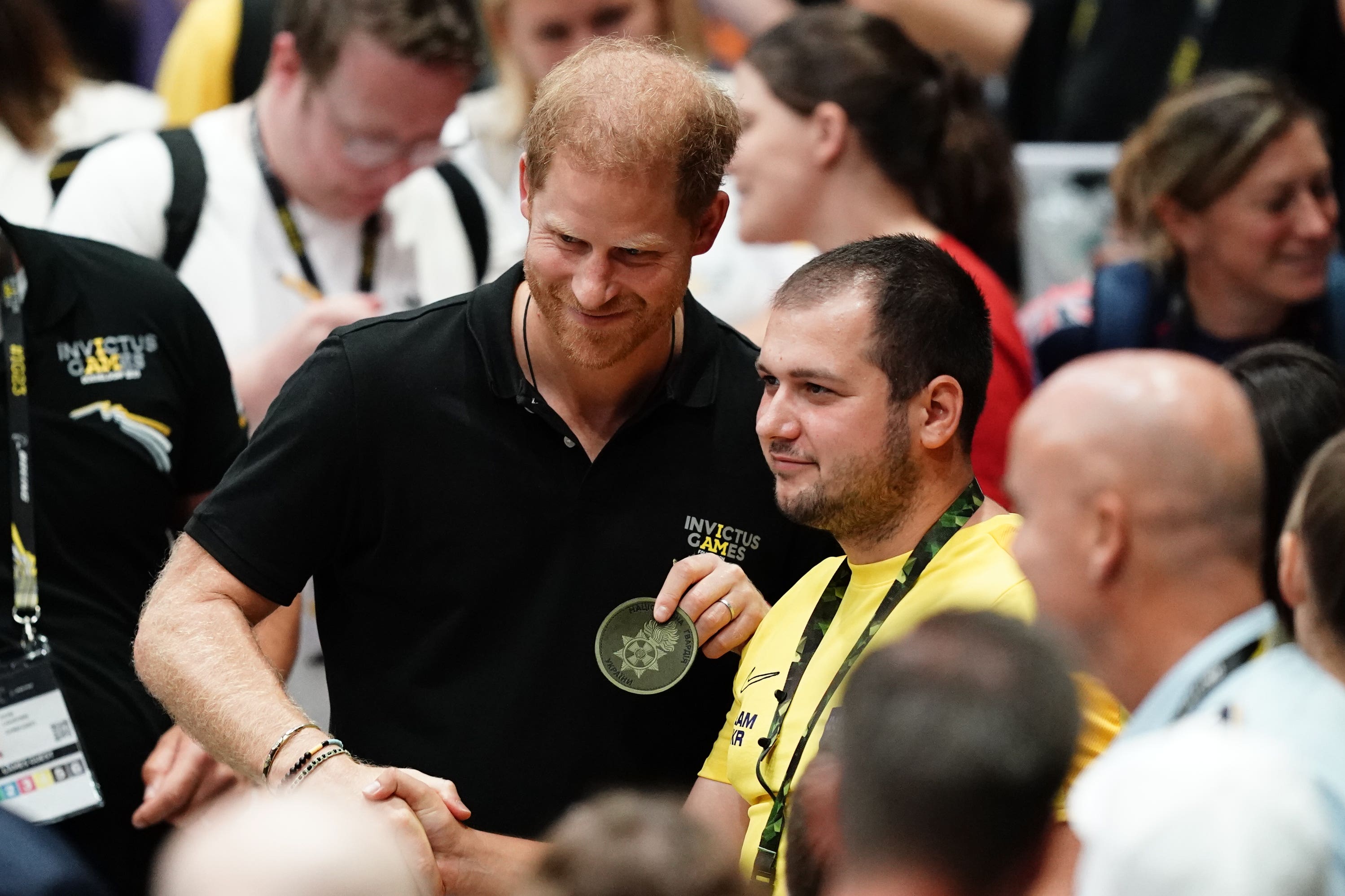 Duque de Sussex (centro) posa com atletas da Ucrânia na competição de basquete de cadeira de rodas durante os jogos de 2023 Invictus