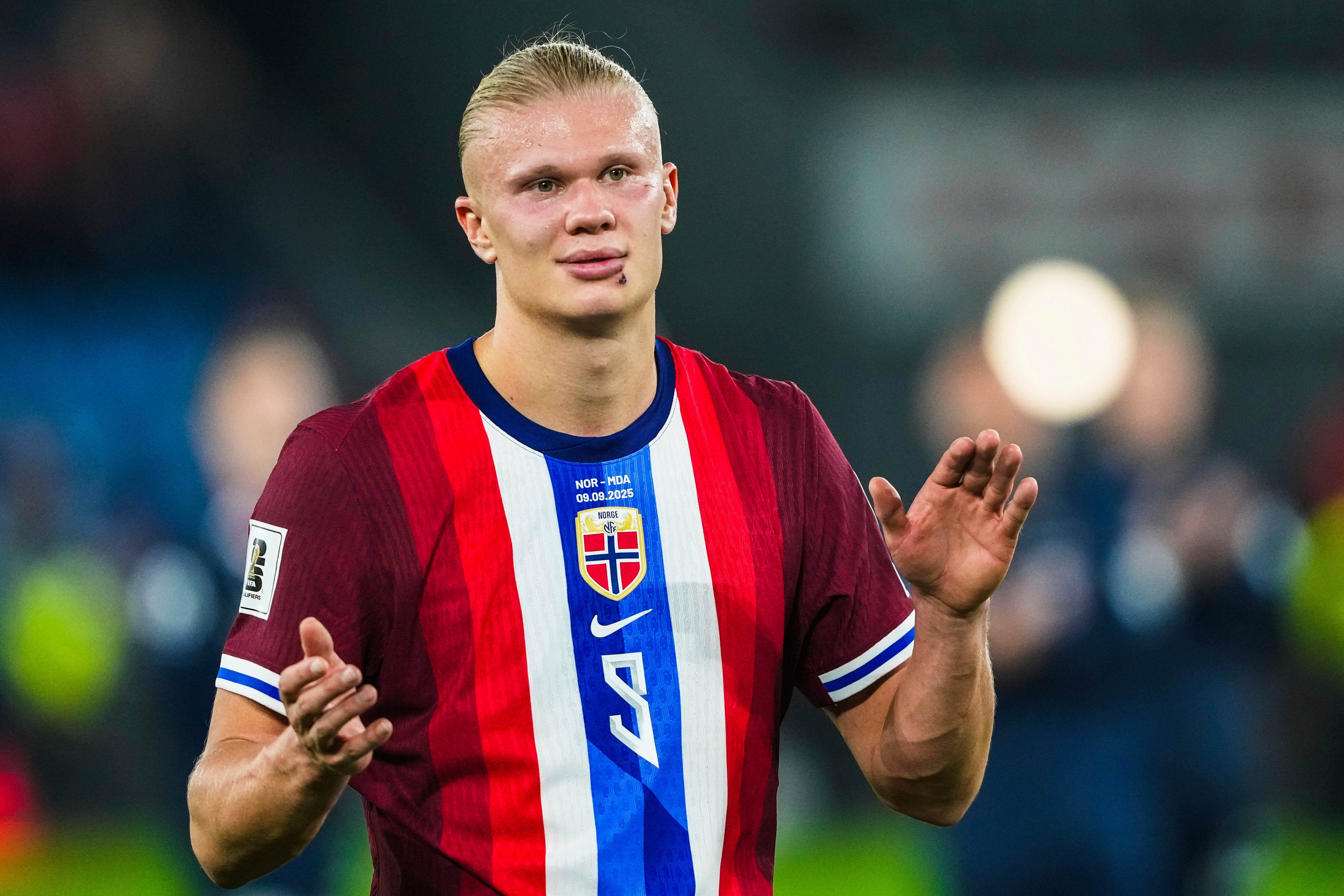Helland marcou cinco gols para a Noruega (NTB via Frederick Verfzel/AP)