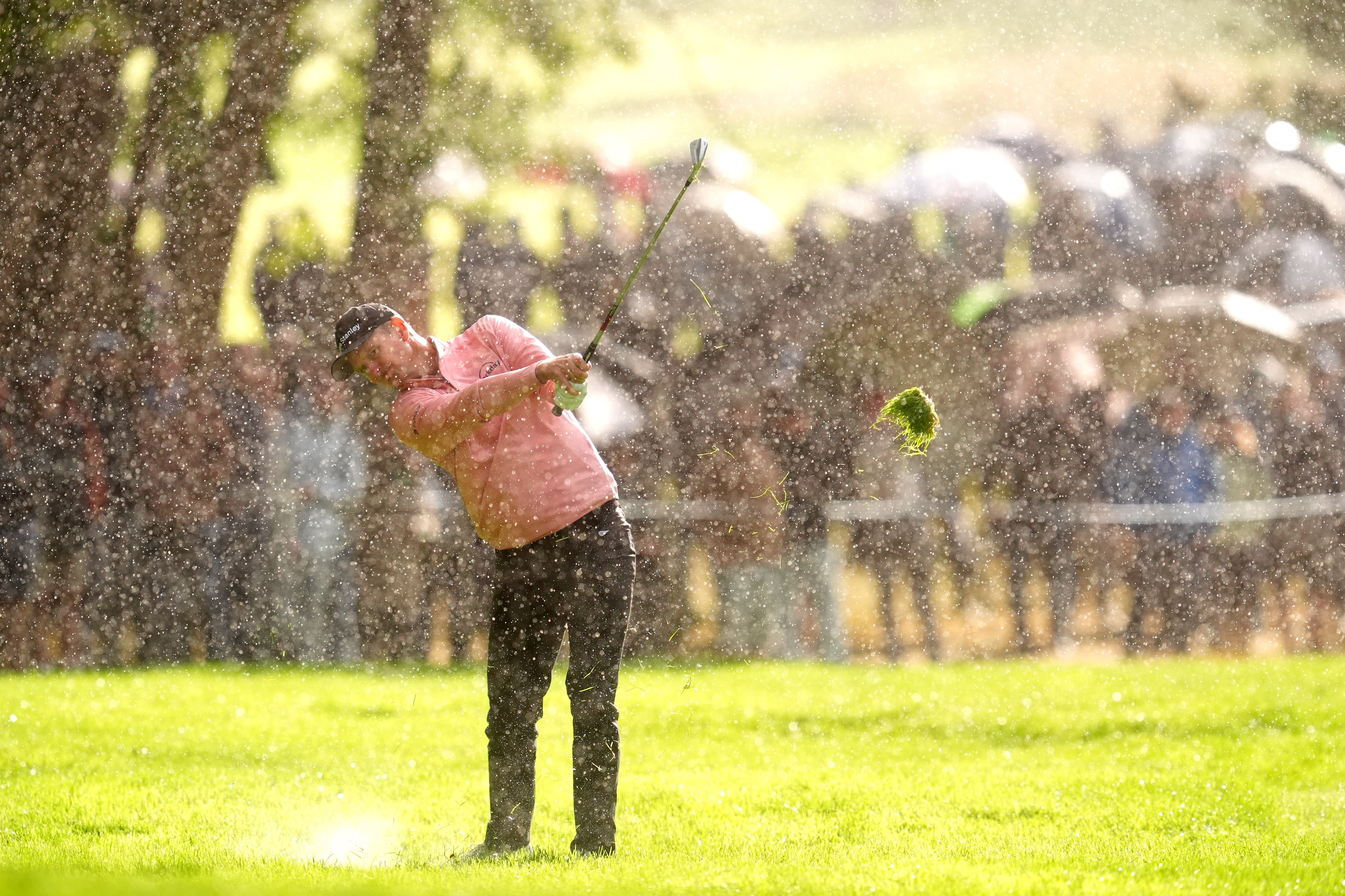 Justin Rose 2025 BMW PGA jogou no 17º fairway em fortes chuvas no PGA Championship