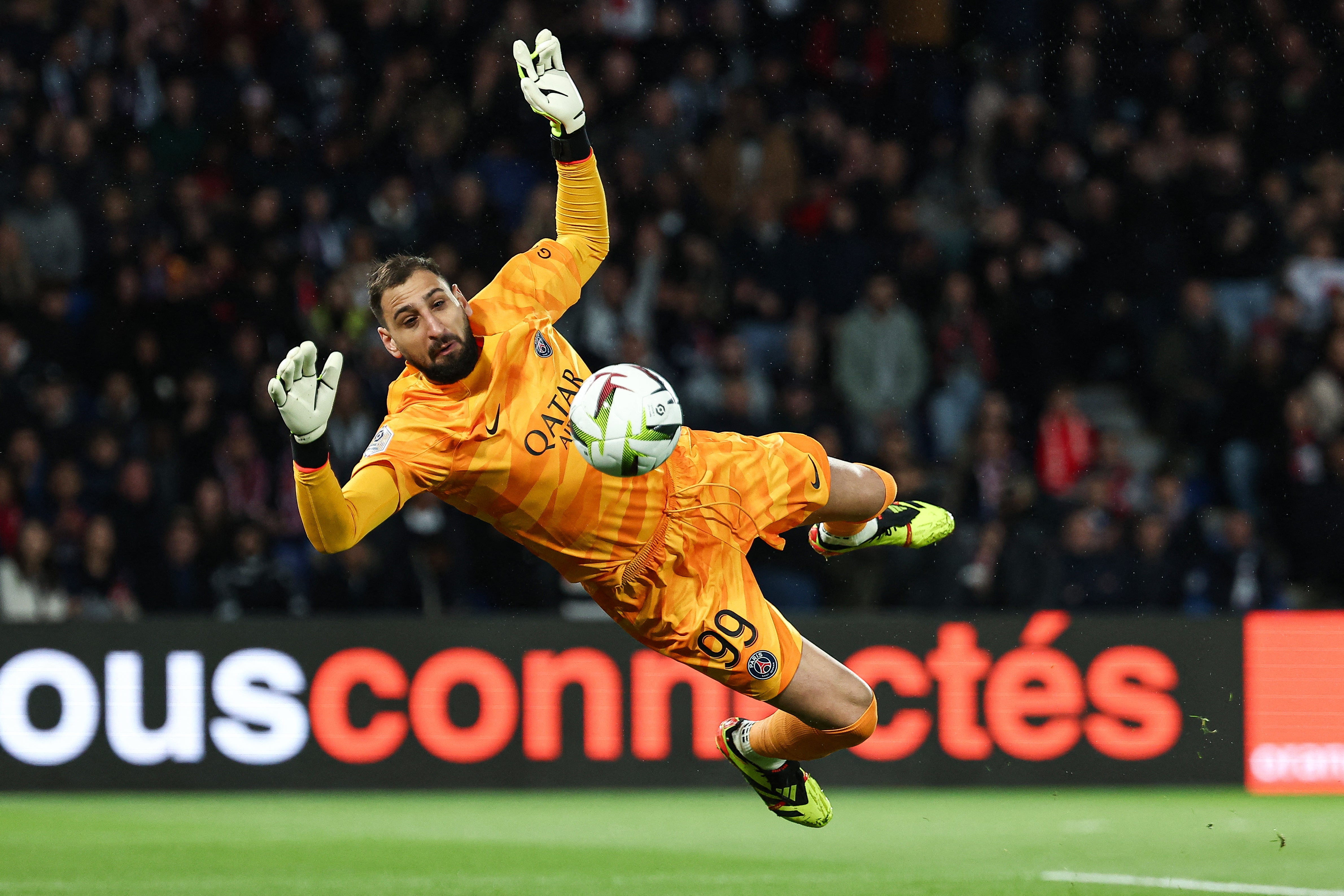 Gianluigi Donnarumma podría hacer su debut en la ciudad el domingo, pero su firma apunta a un cambio de dirección en el club
