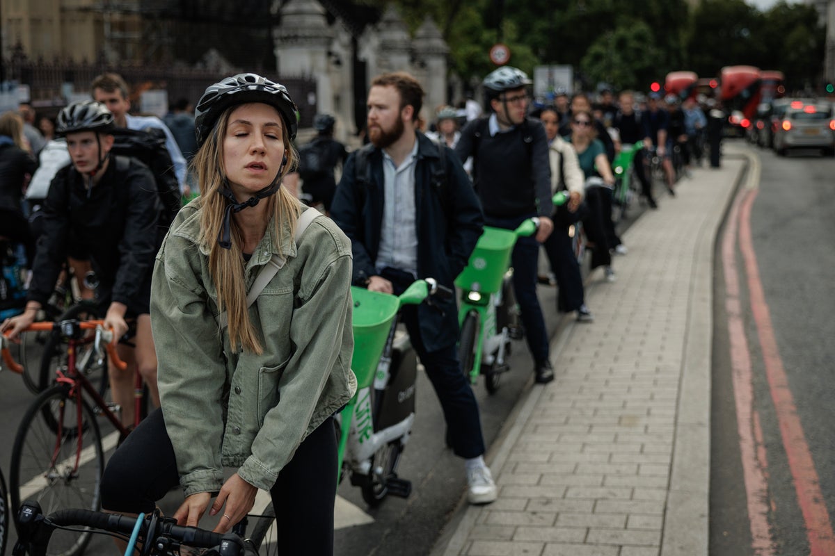 London drivers ditch cars for bikes as fuel prices soar, survey shows