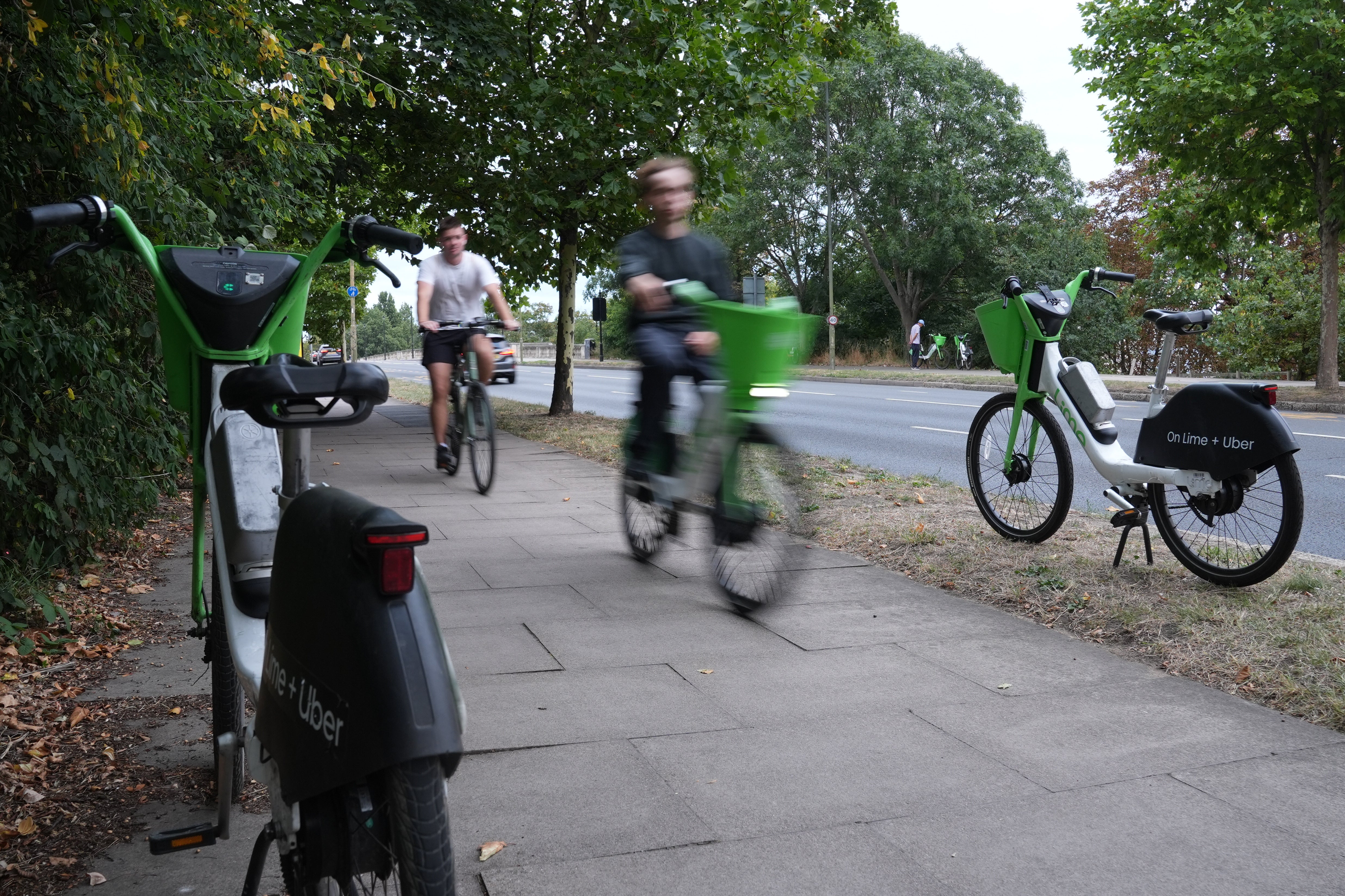 Lime-Bikes-at-Chiswick-bridge-z9iznvpq.jpeg