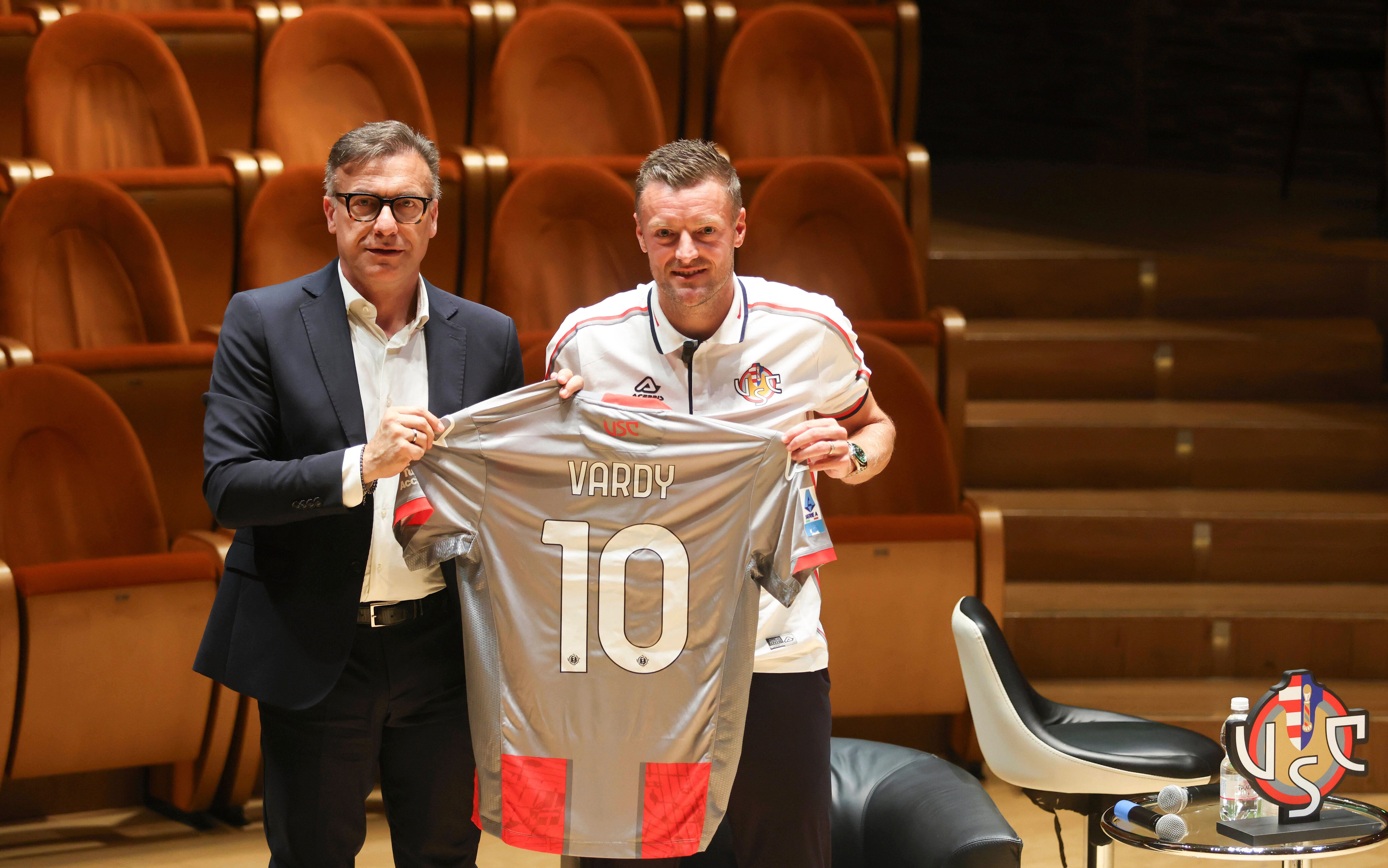 <p>Cremonese's Jamie Vardy, right, flanked by team' sports director Simone Giacchetta, holds a team's jersey during his official presentation in Cremona</p>