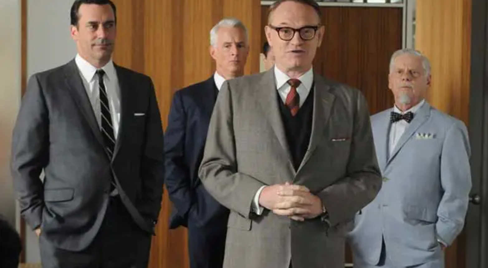 Jons Hamms, Džons Slatterijs, Džareds Hariss un Roberts Morze filmā “Mad Men”