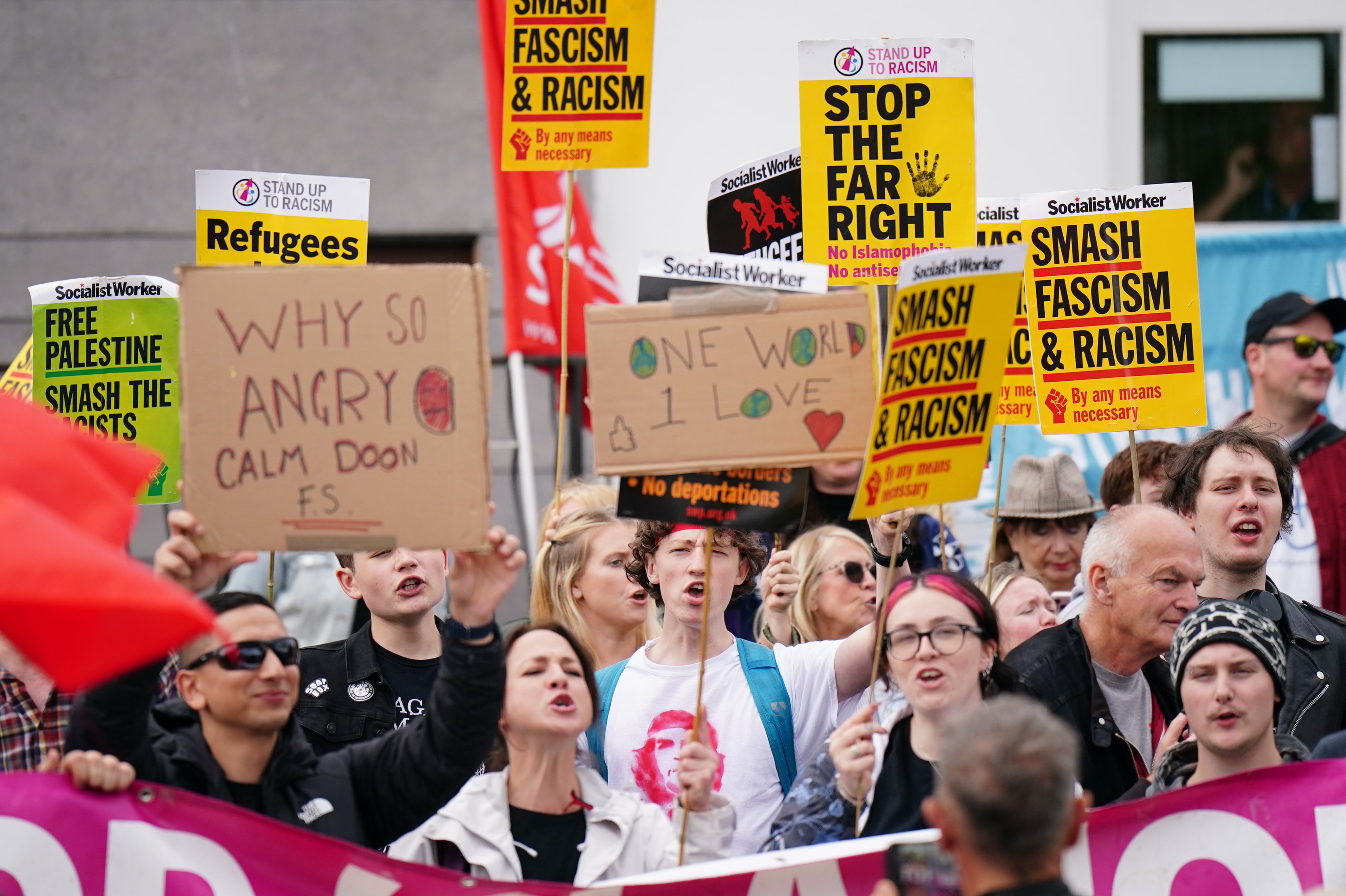 Protest In Falkirk Anti-immigration group and counter-protesters in Falkirk standoff | The ...