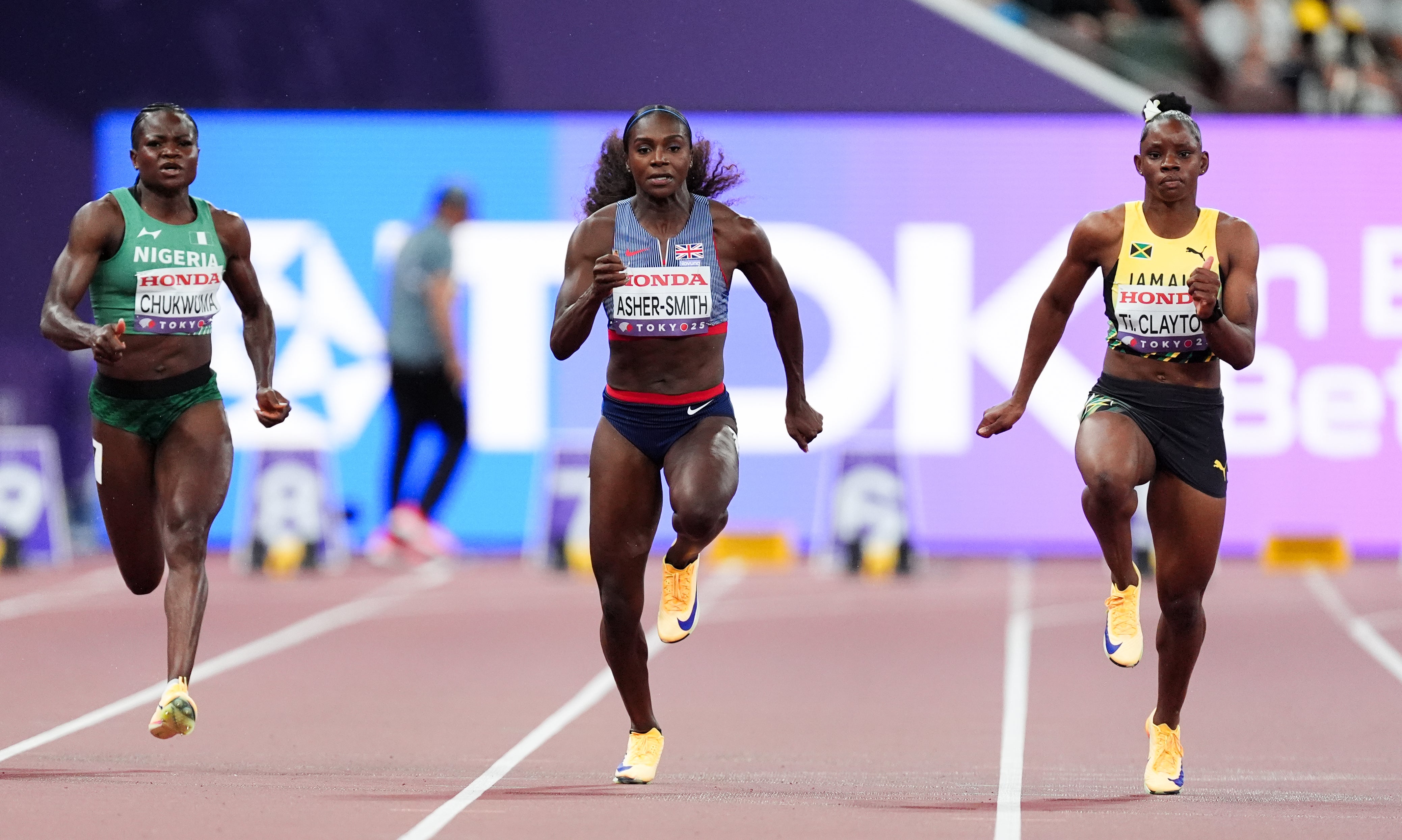 Dina Asher-Smith de Gran Bretaña, centro, en las calores de 100 metros en el Campeonato Mundial