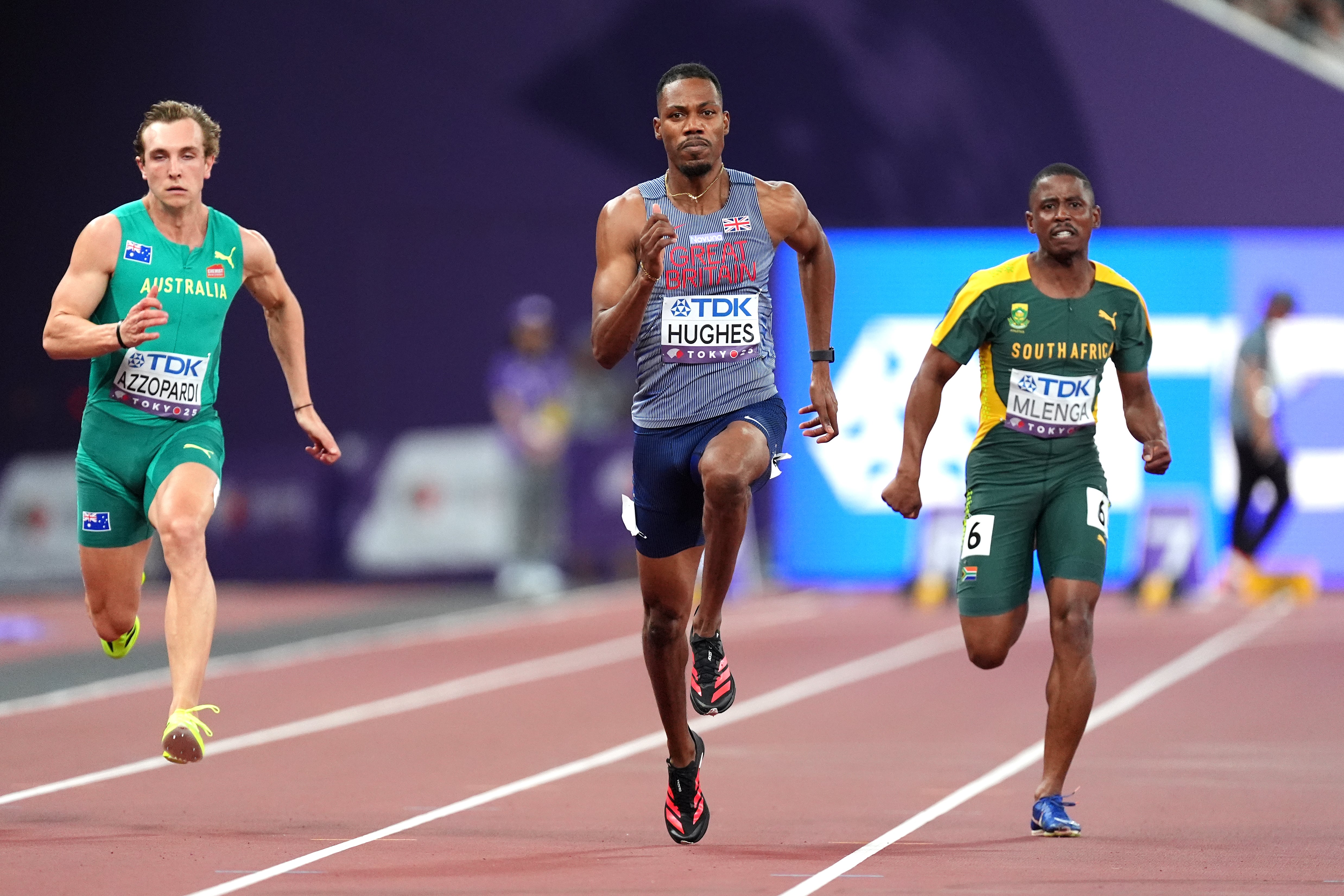 Zharnel Hughes de Gran Bretaña, centro, en las calores de 100 metros en el Campeonato Mundial