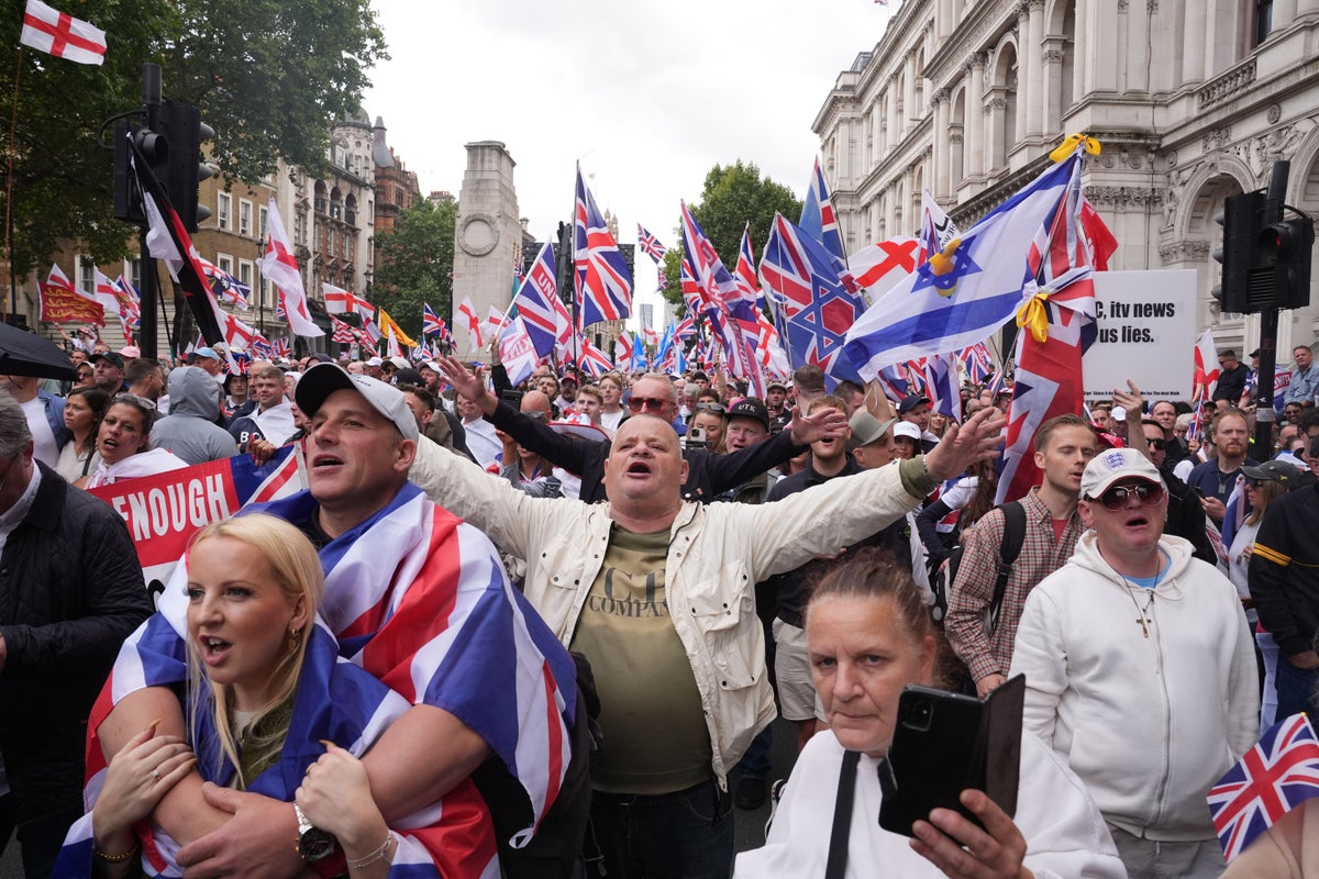 100,000 Tommy Robinson Supporters Clash with Police in London