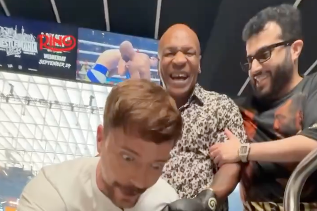 <p>MrBeast reacciona tras recibir un puñetazo de Mike Tyson</p>