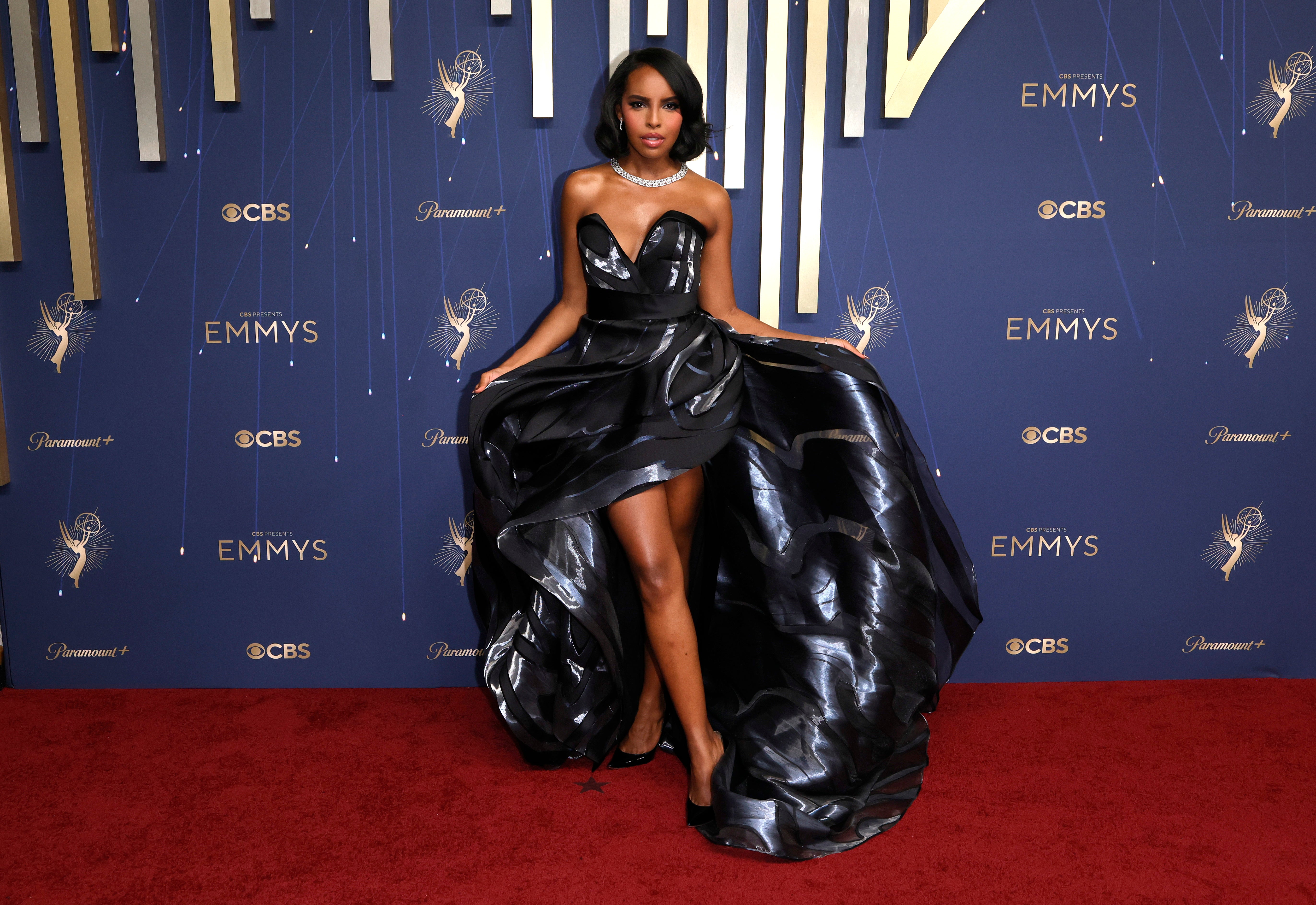 Abdi, a ‘World News’ anchor, attempted to experiment with textures in her black strapless gown that appeared to have stripes of plastic material