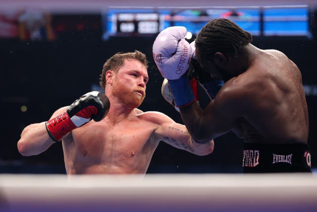 <p>Canelo Alvarez hunts down Terence Crawford</p>