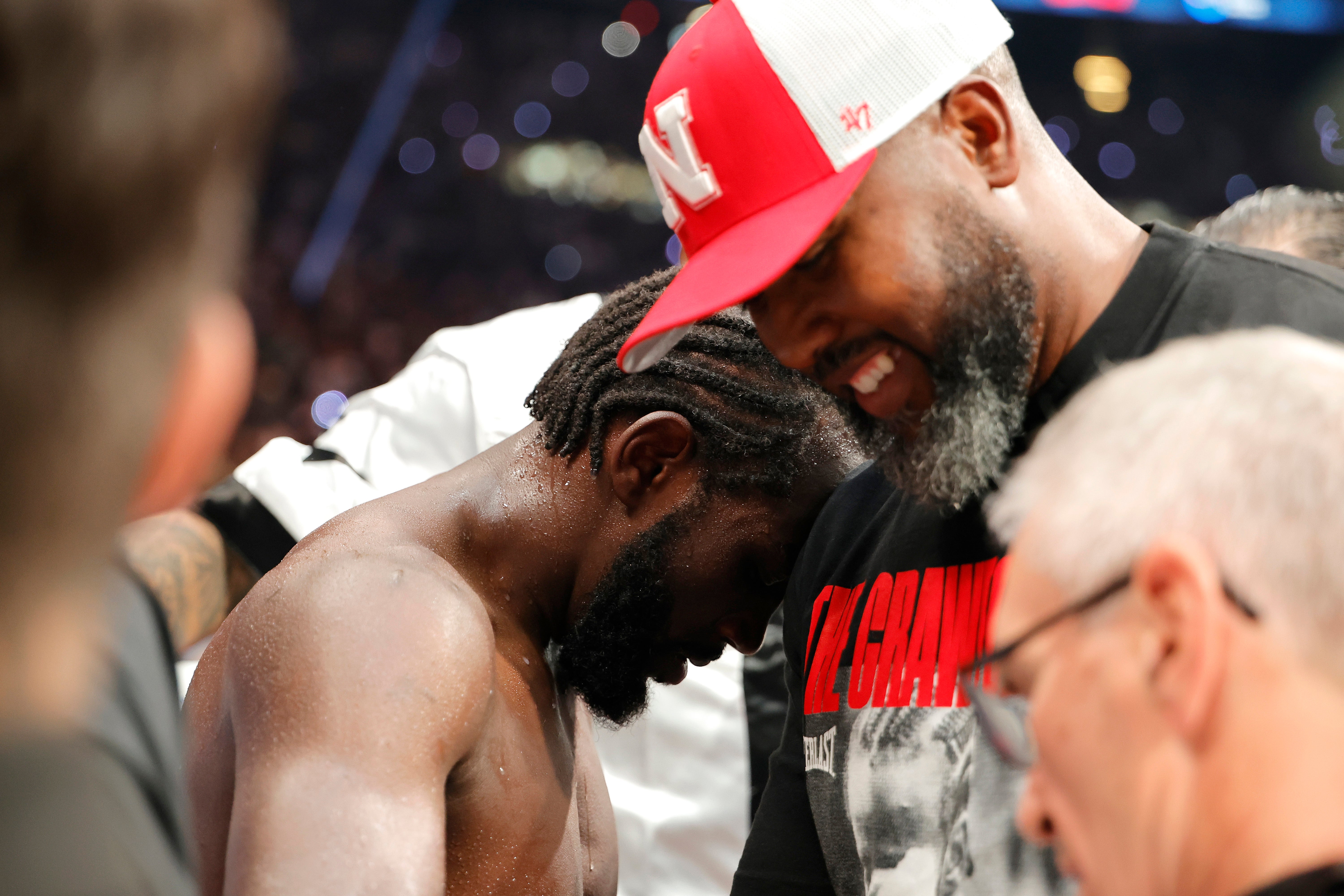 Un Crawford emocional después de convertirse en el primer campeón indiscutible de tres peso de la era moderna
