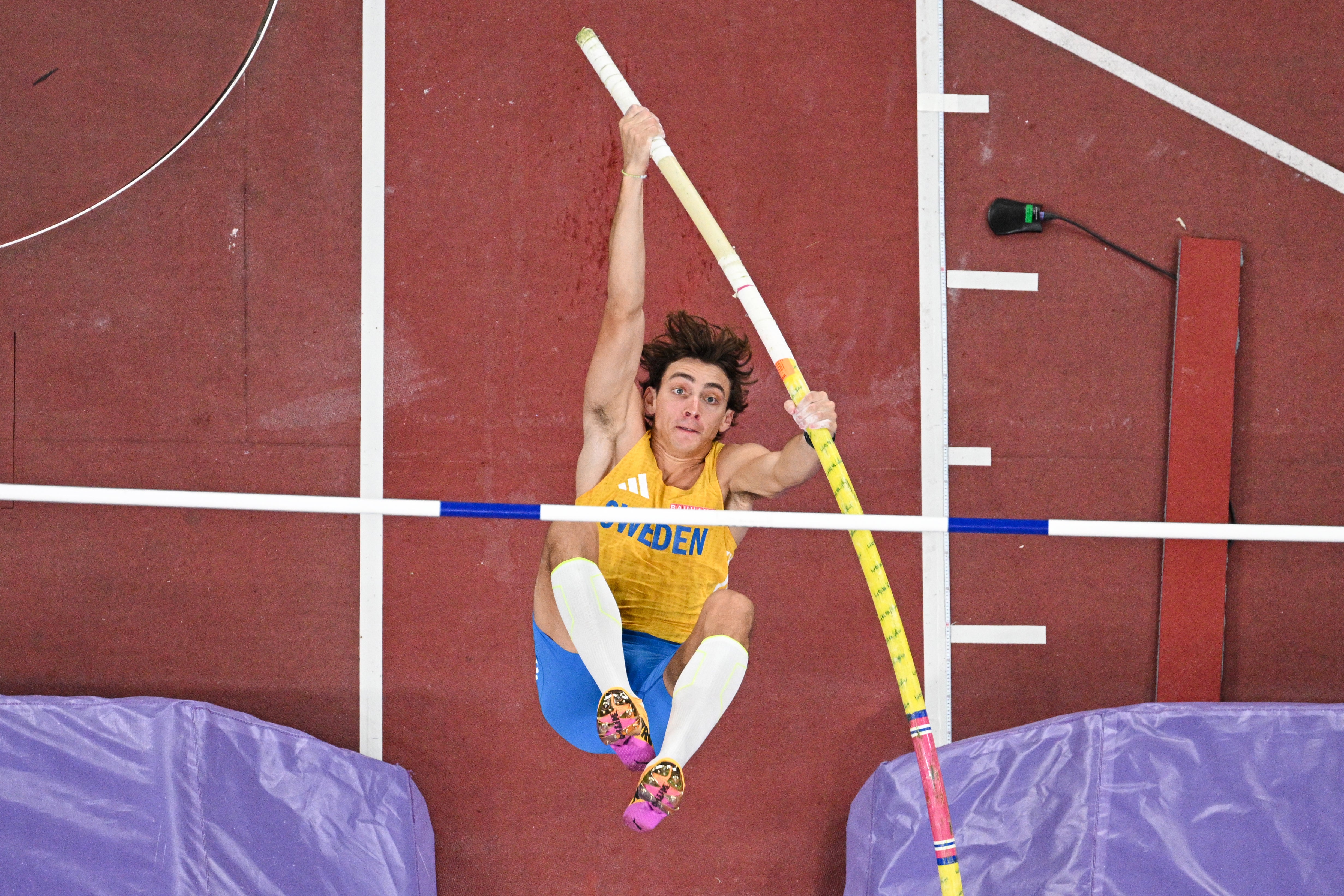 World Athletics Championships live: Duplantis breaks pole vault world record again and Kerr reaches 1500m final