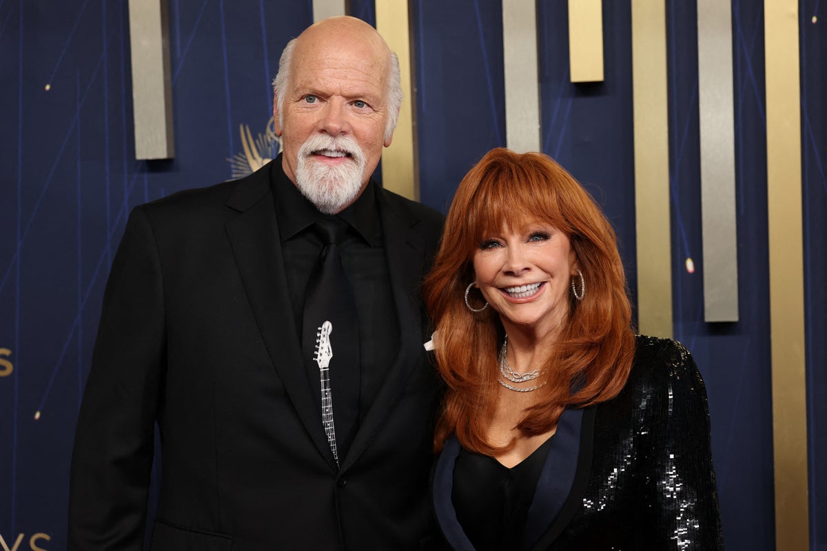 Reba McEntire engaged to ‘Happy’s Place’ co-star Rex Linn Reba McEntire engaged to ‘Happy’s Place’ co-star Rex Linn